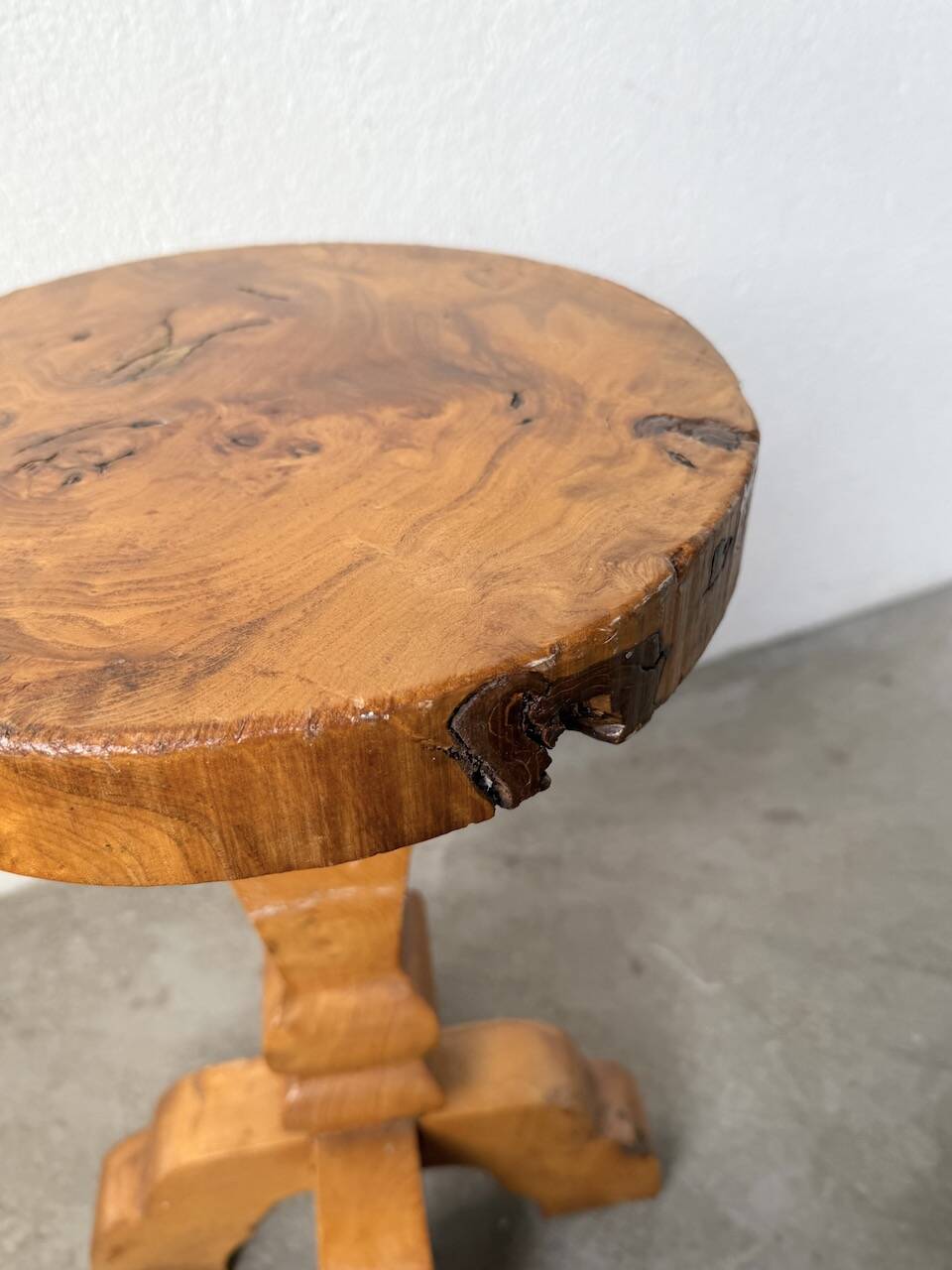 Tabouret artisanal en orme, art populaire