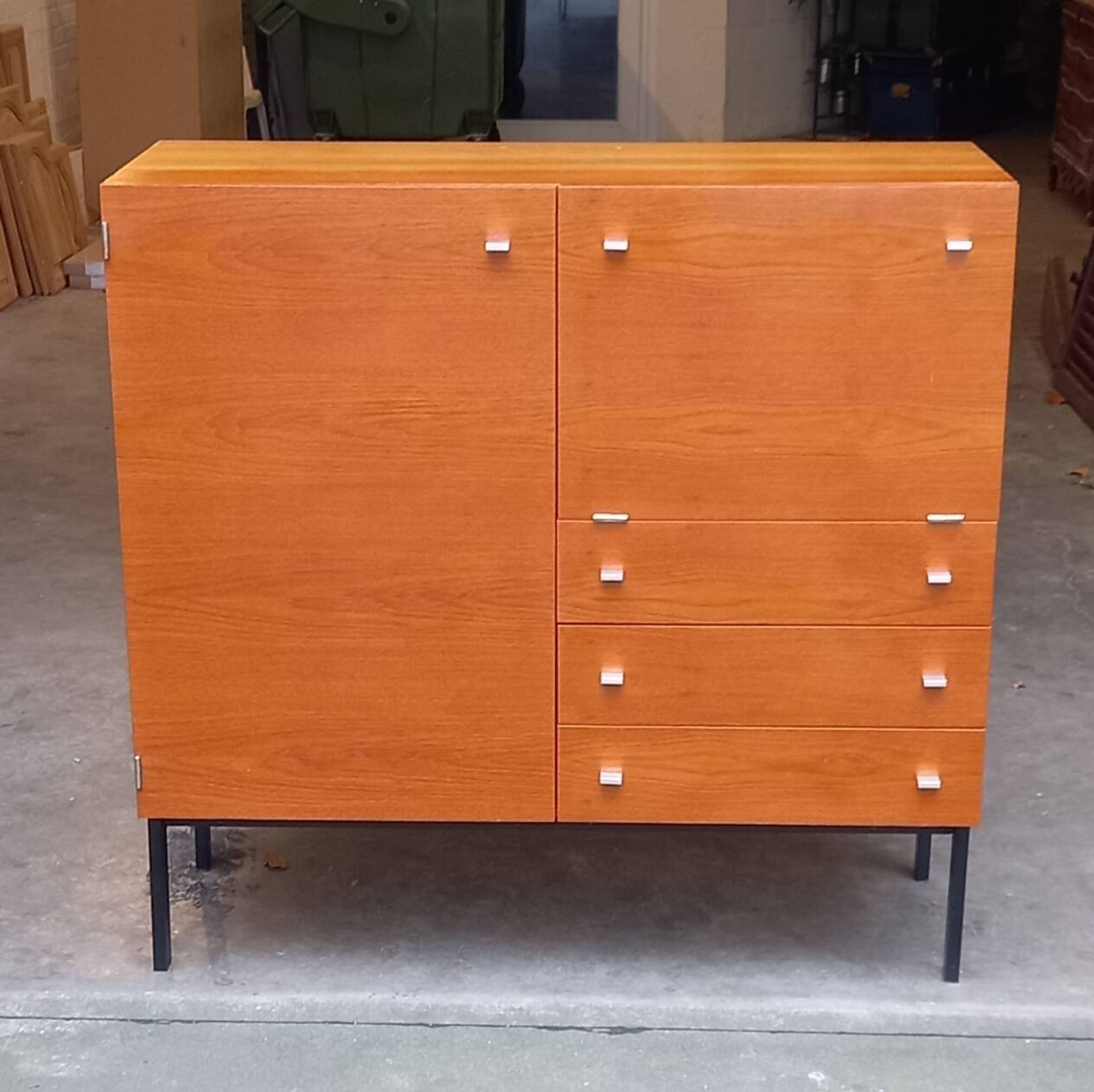 Sideboard Pierre Guariche Meurop modèle 1293 en Teck