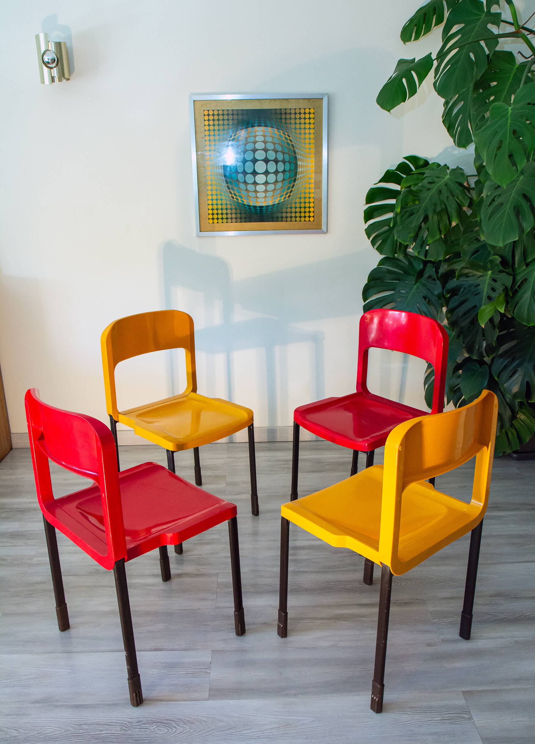 Série de 8 chaises design Pop année 1970-80