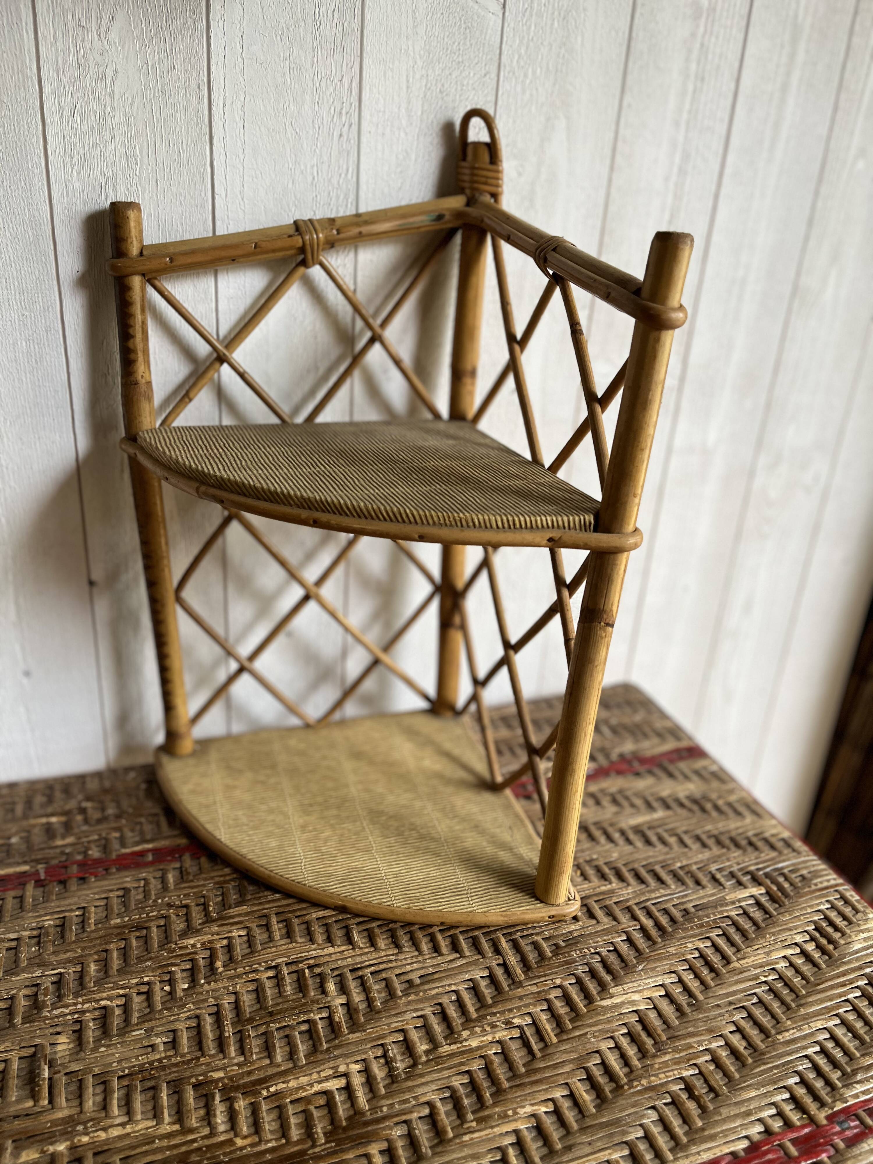 Corner shelf in rattan