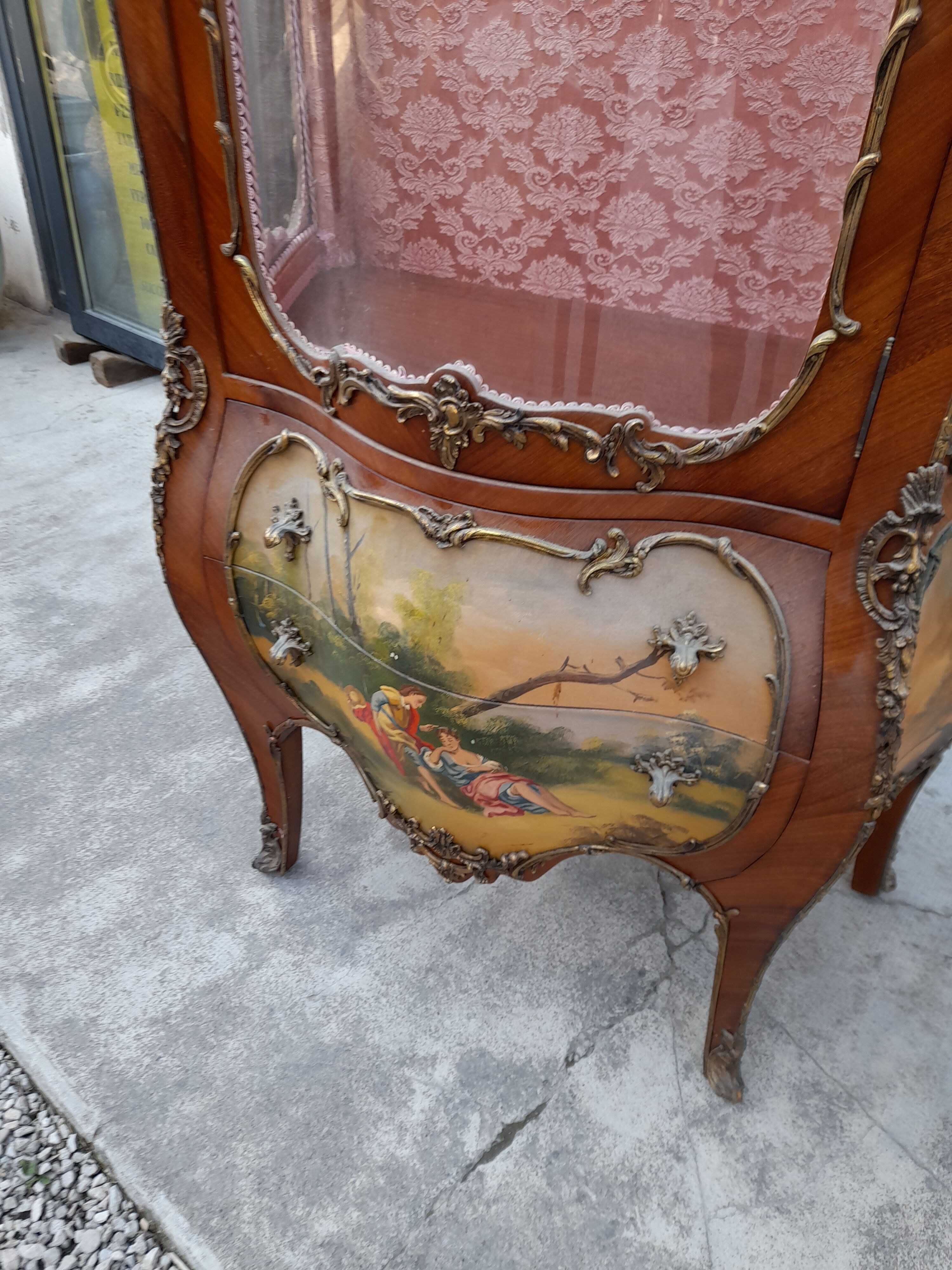Vitrine Louis XV galbée en marqueterie et vernis Martin