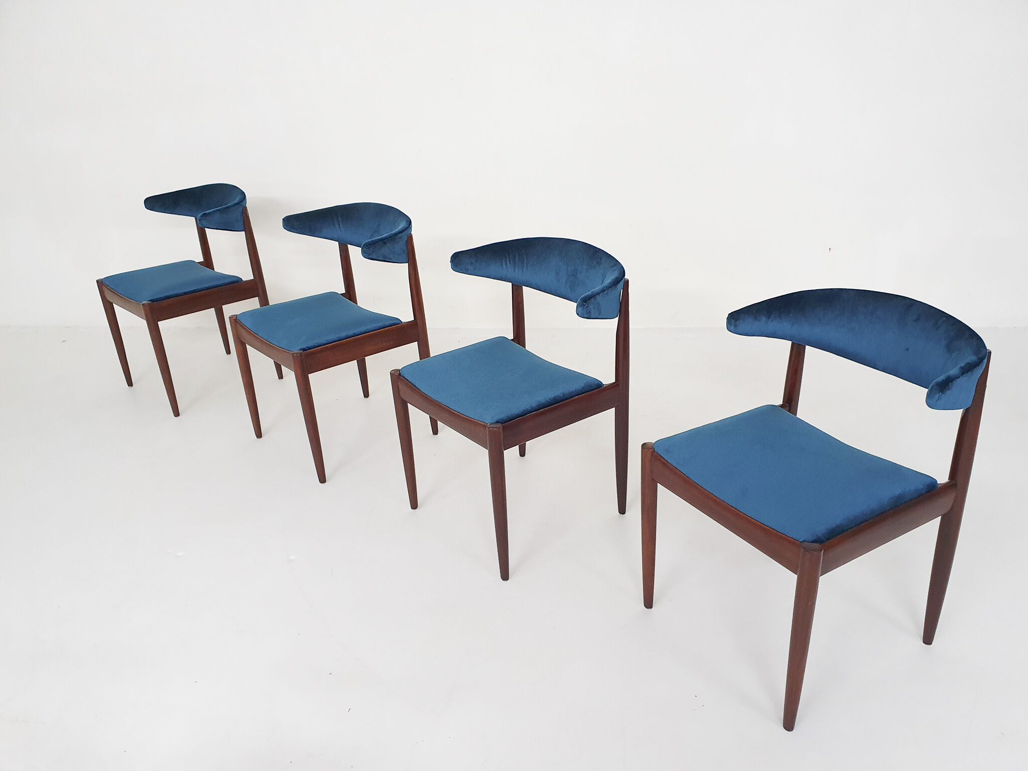 Ensemble de quatre chaises de salle à manger en palissandre et velours par Topform, Pays-Bas des années 1950