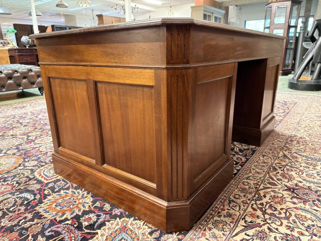Bureau anglais classique avec chaise de bureau