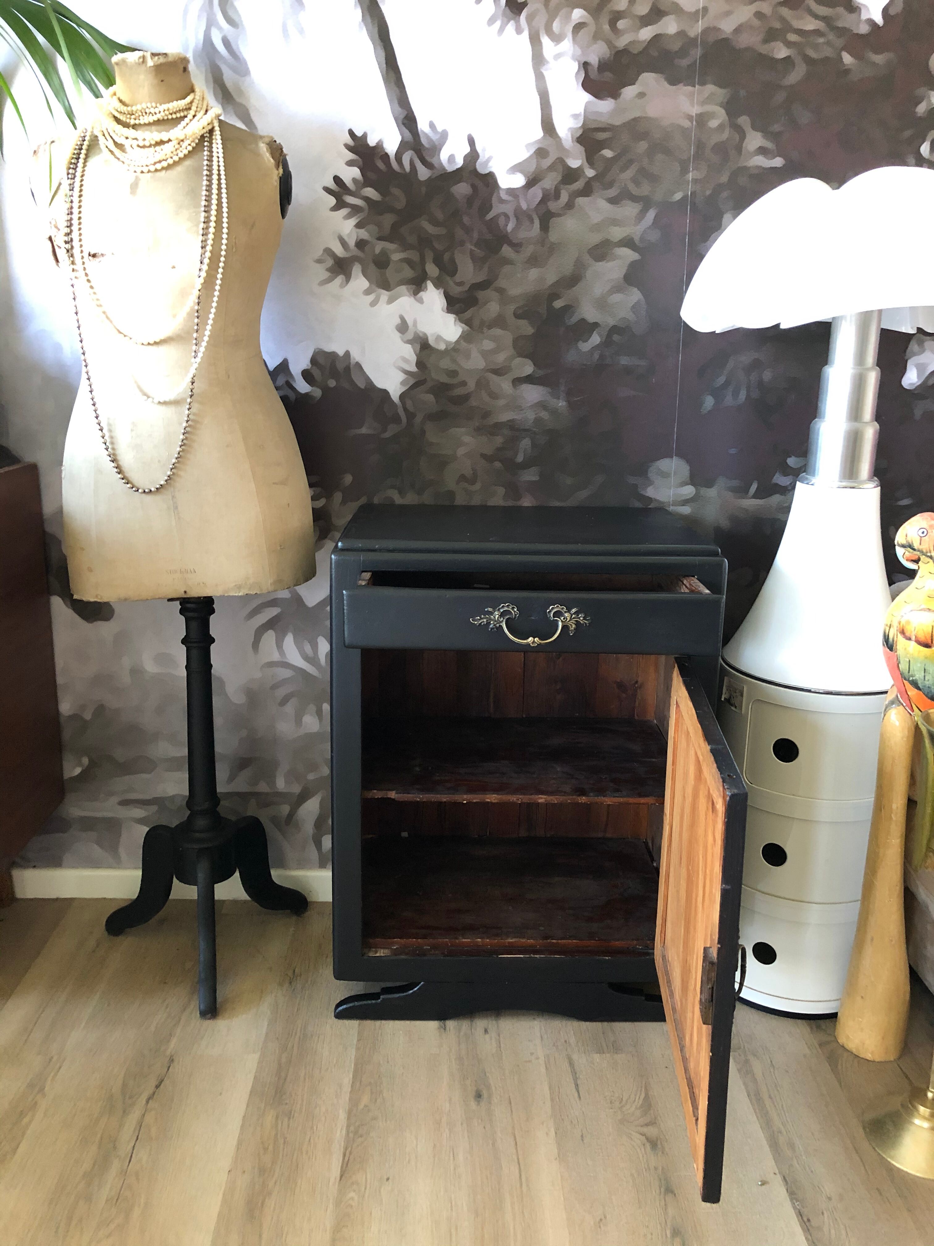 Meuble de rangement patiné noir