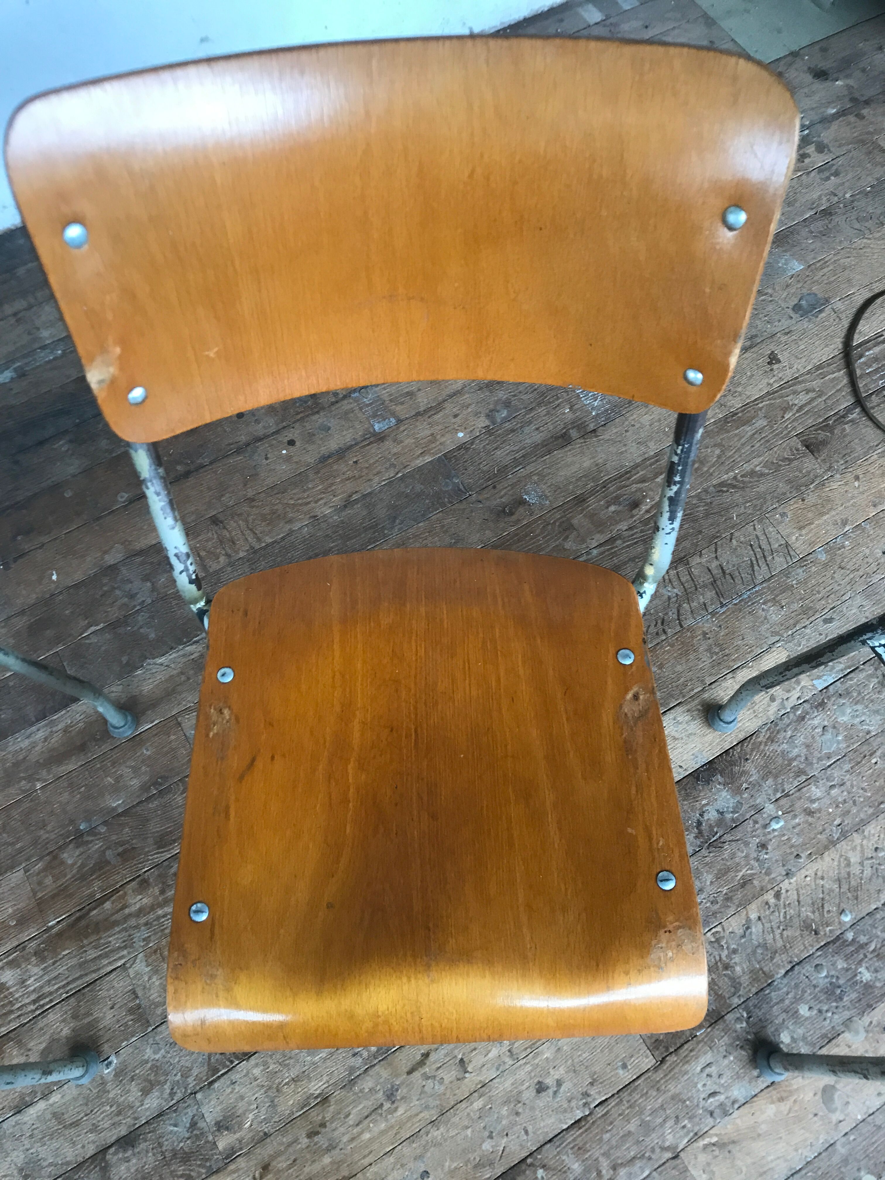 Series of 6 vintage industrial school chairs stackable 1950 thermophorized seating