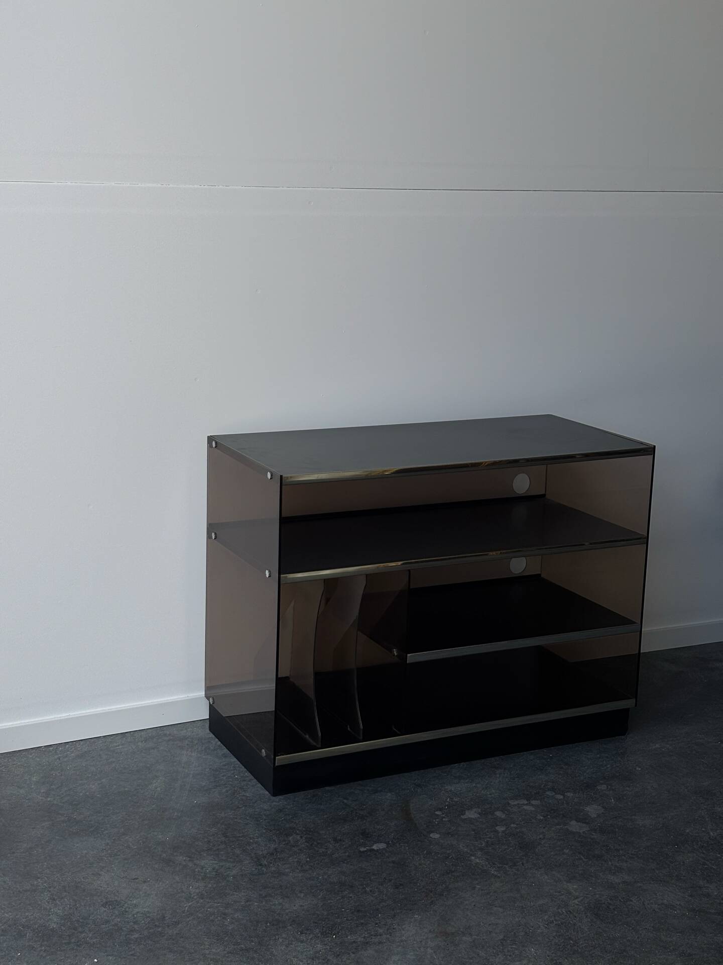 Meuble hi-fi en plexiglas fumé 1970