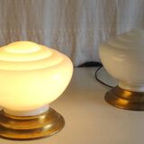 Lampe à poser globe opaline et métal doré - mid. XXéme