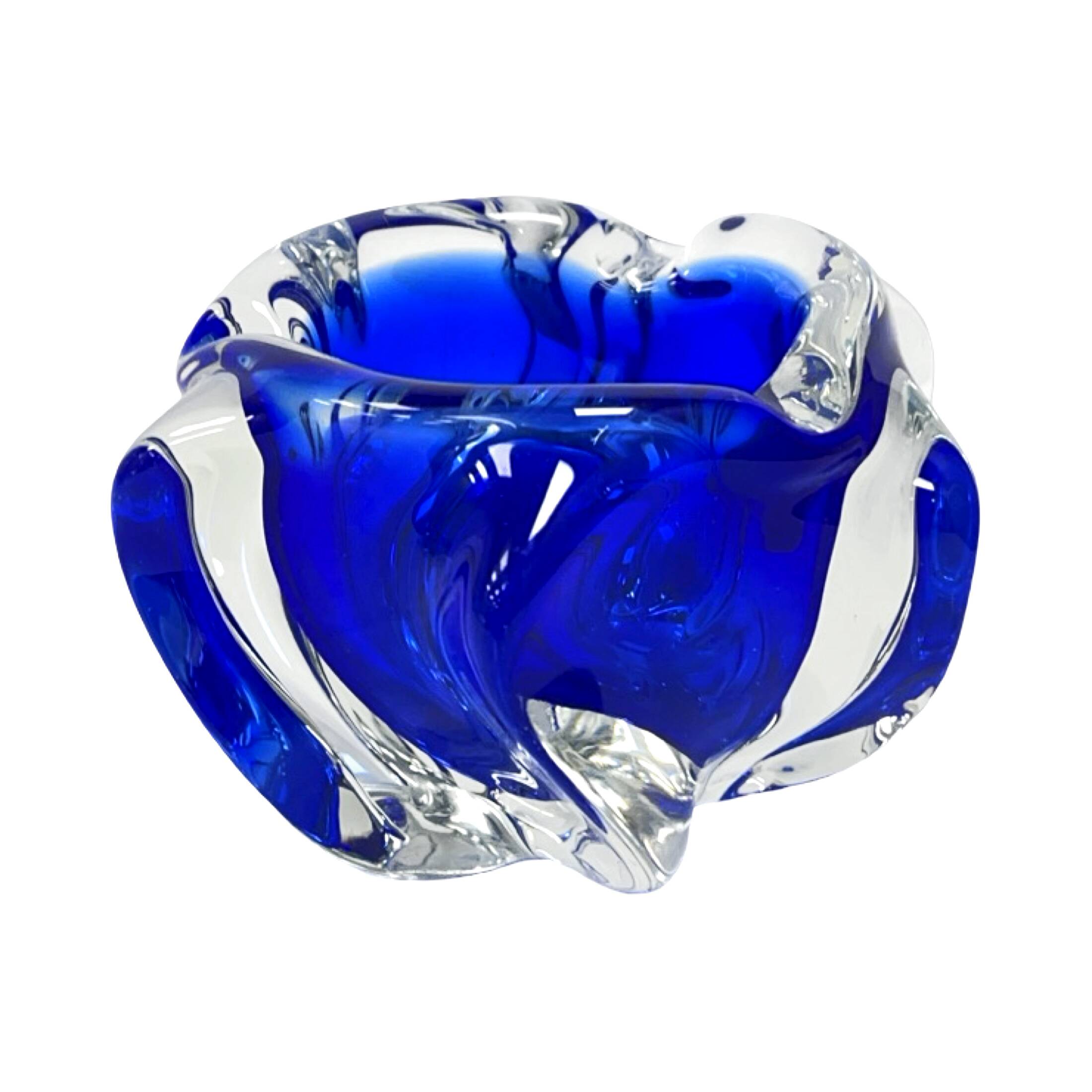 Cendrier en verre cobalt d'art libre de Chřibská Sklarna, Tchécoslovaquie, années 1970.