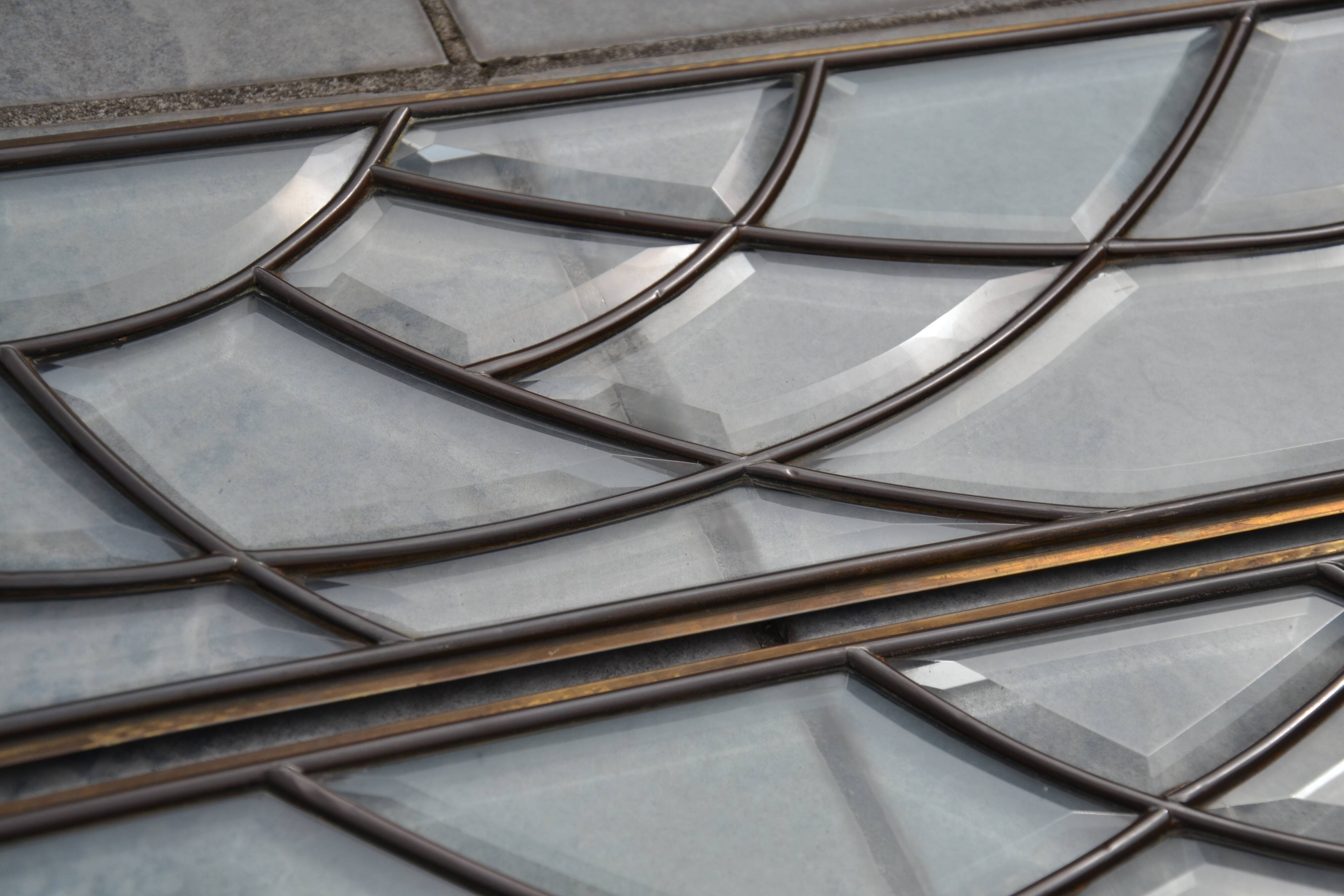 Deux vitraux en verre biseauté et laiton