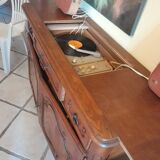 Commode de style Regency chêne clair année 1952  avec ses double portes et ses 3 tiroirs supérieurs