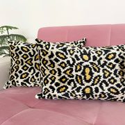 Coussin Ikat en velours panthère