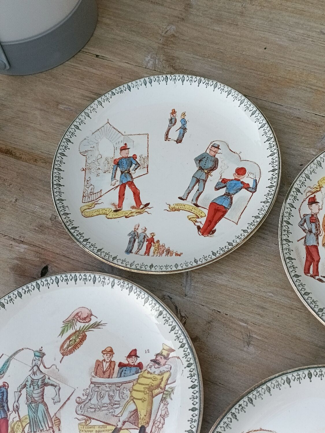 Talking dessert plates, Choisy-le-Roi