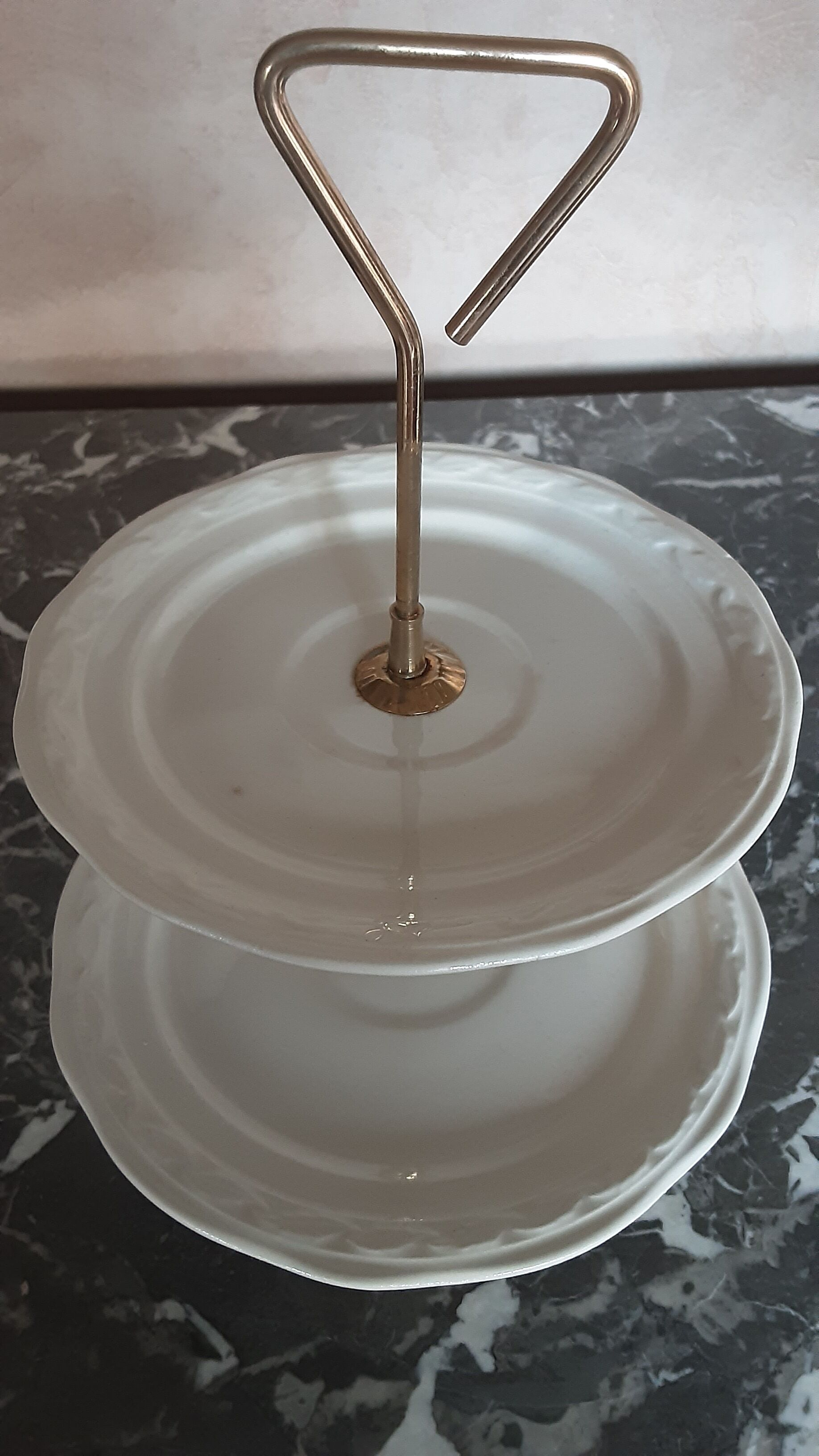 Vintage servant in cracked earthenware