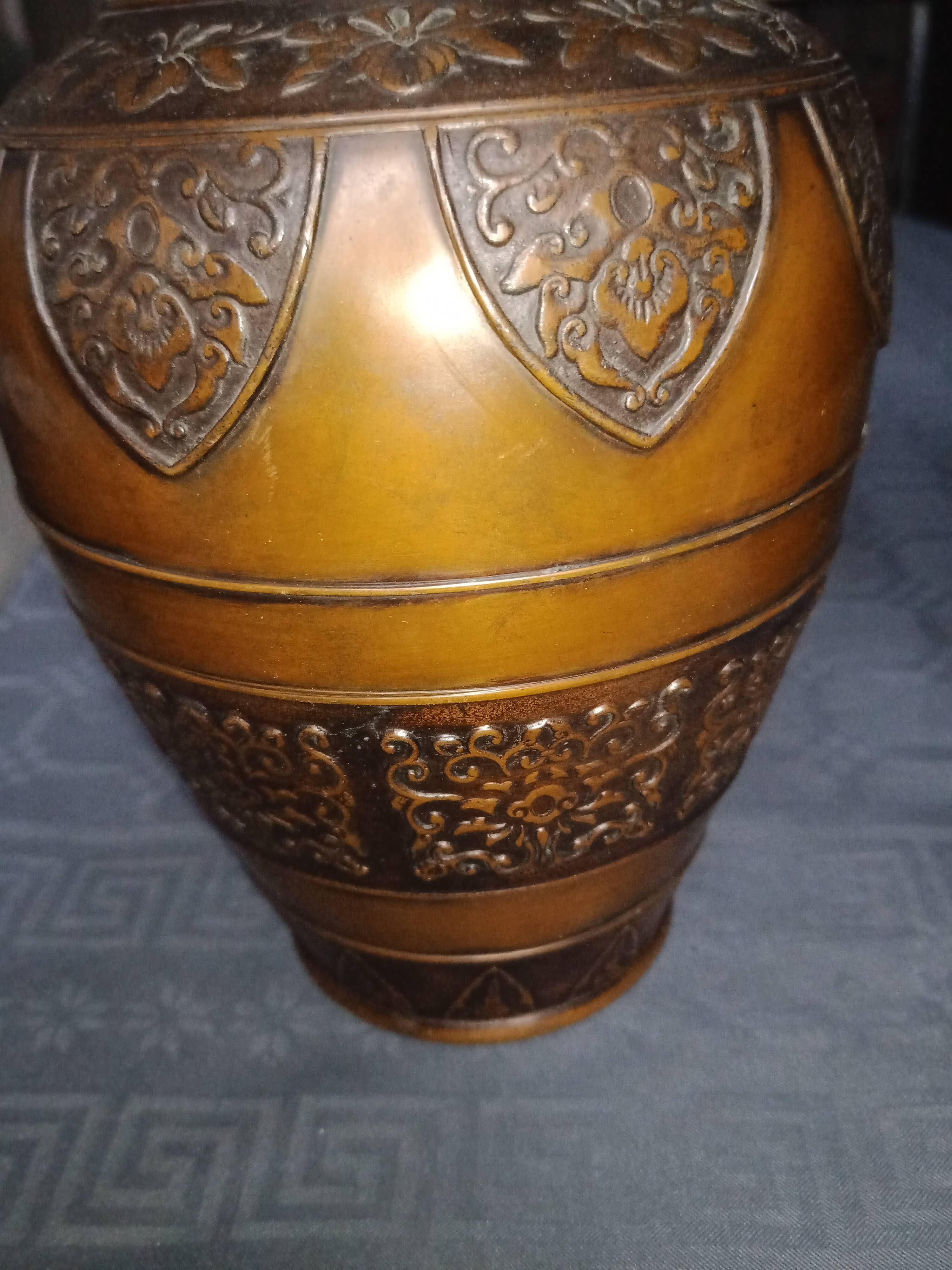 Lot de deux vases en bronze japonnais