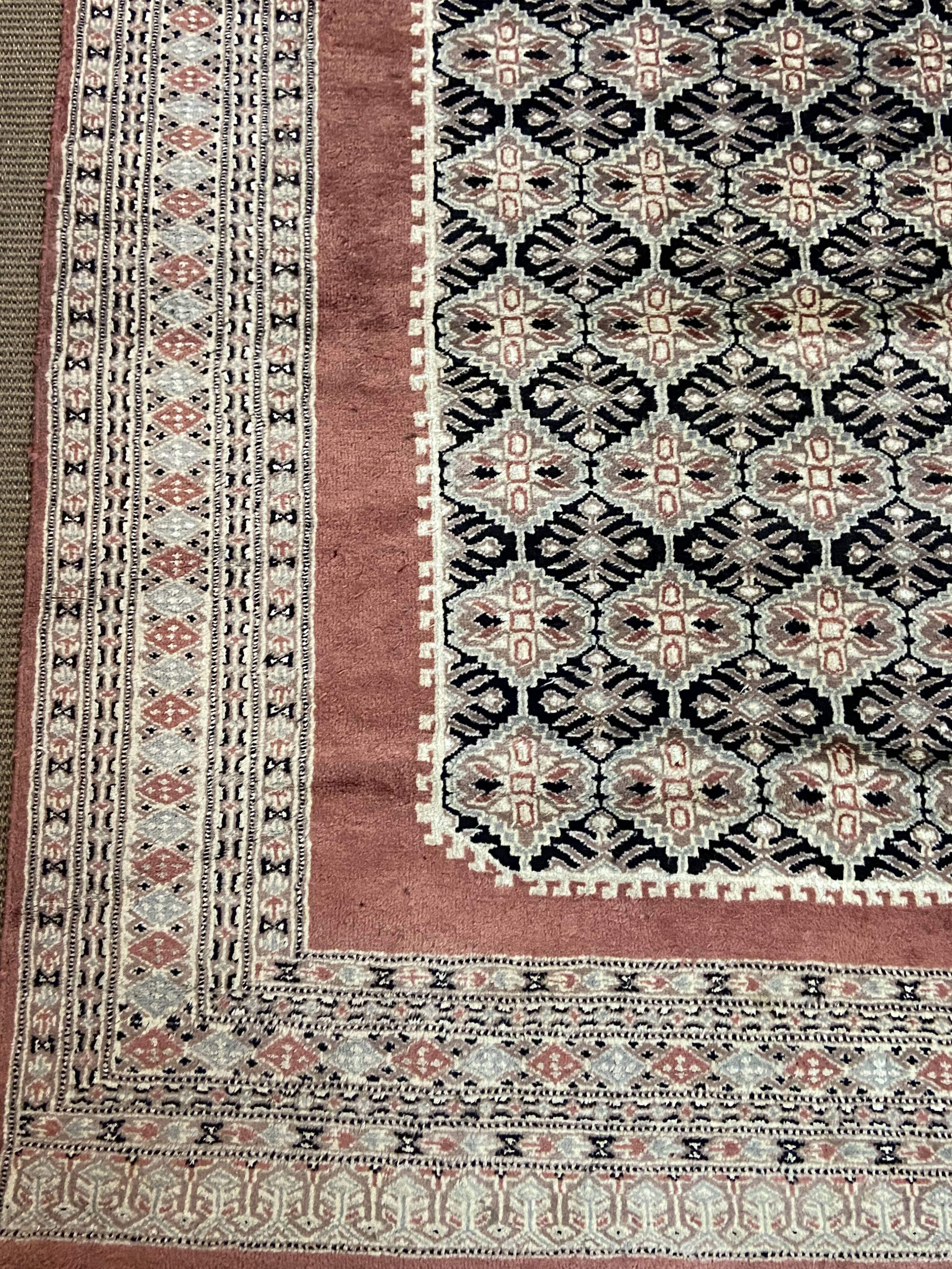 Handmade wool Oriental rug from Pakistan
