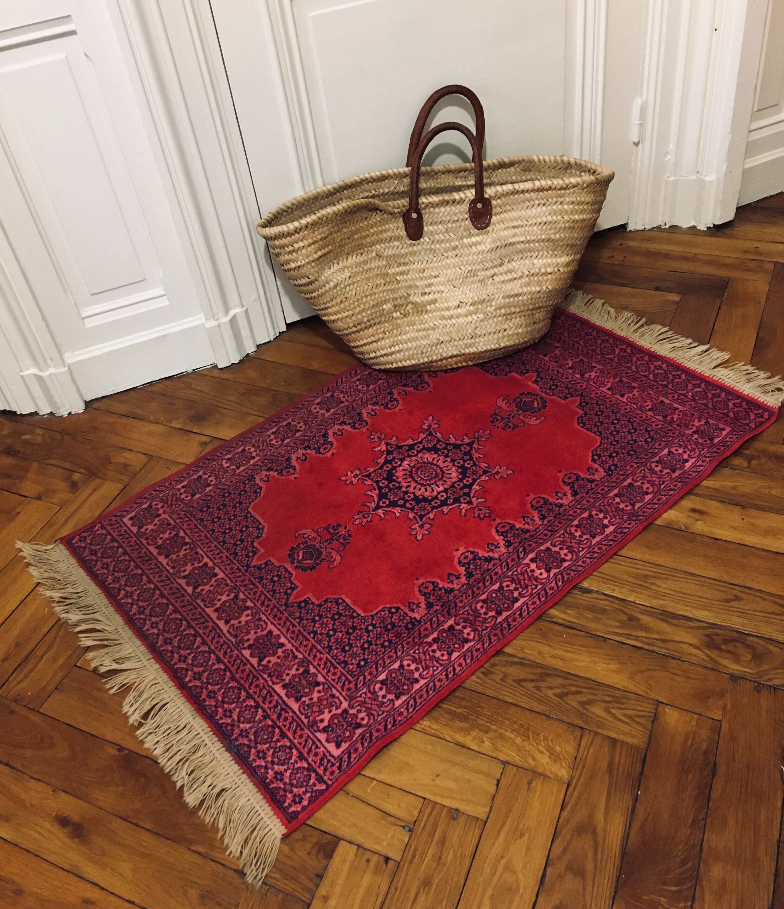 Oriental-inspired velvet rug 108 cm X 67, 5 cm.