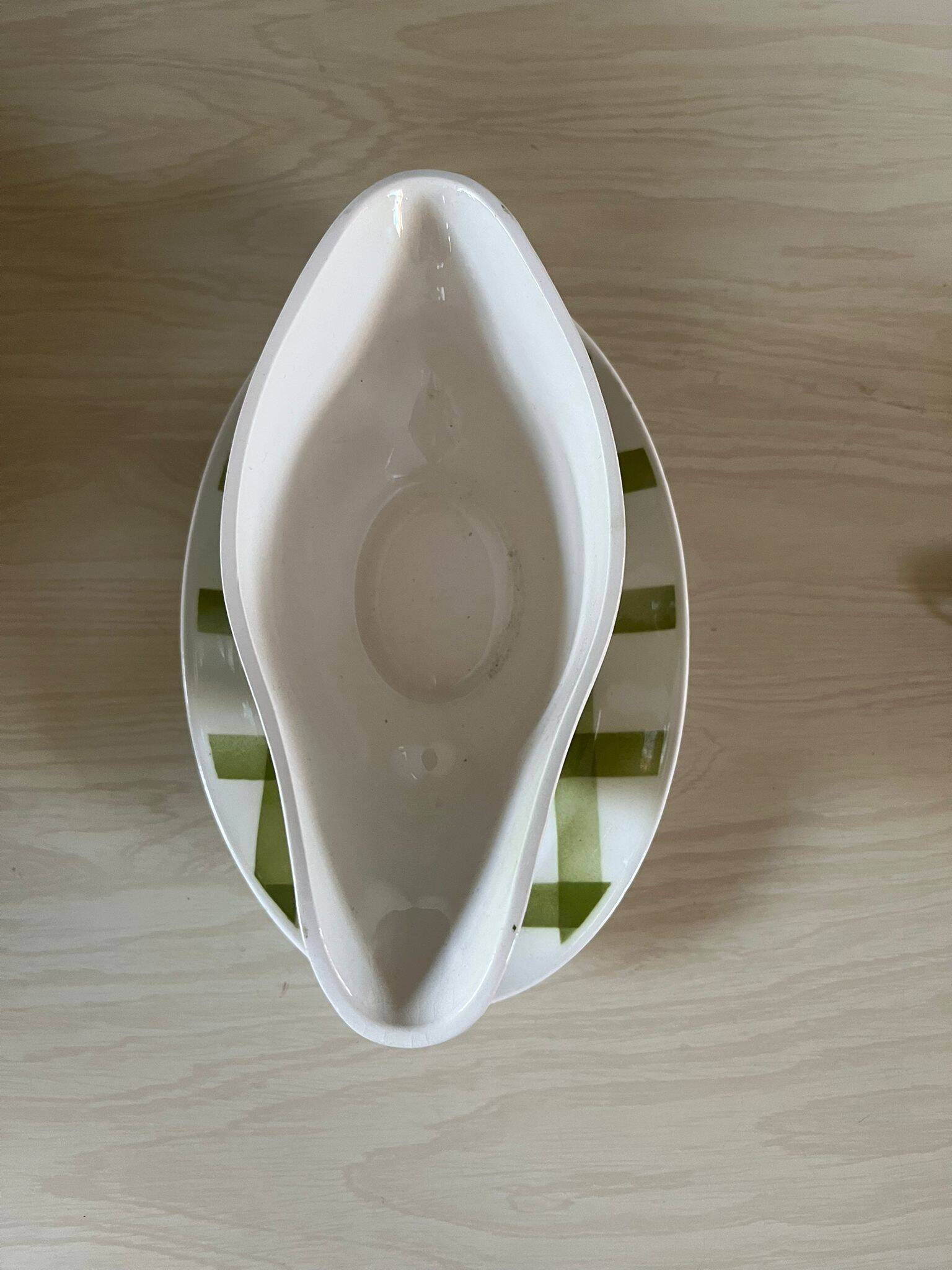 sauce boat Moulin des Loups green tablecloth model