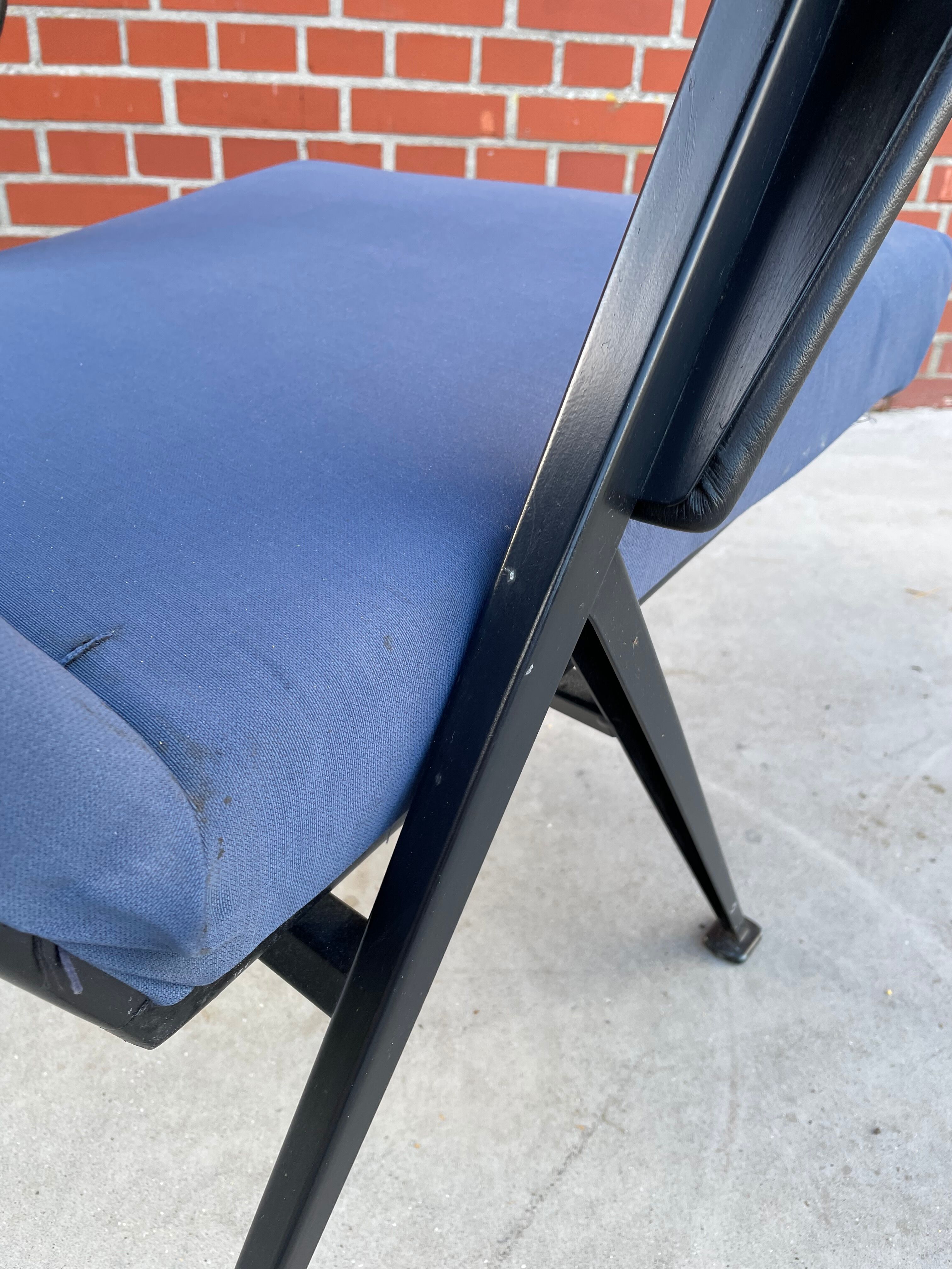 set of 2 Repose armchairs by Friso Kramer for Ahrend de Cirkel