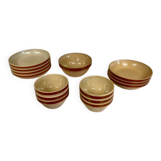 Lot of vintage Gien stoneware from France, 14 pieces including bowls and salad plates.