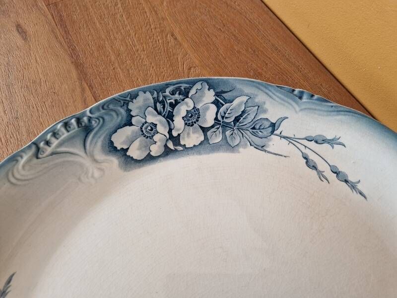 Important hollow plate in Saint Amand and Hamage earthenware, model Sylvia.