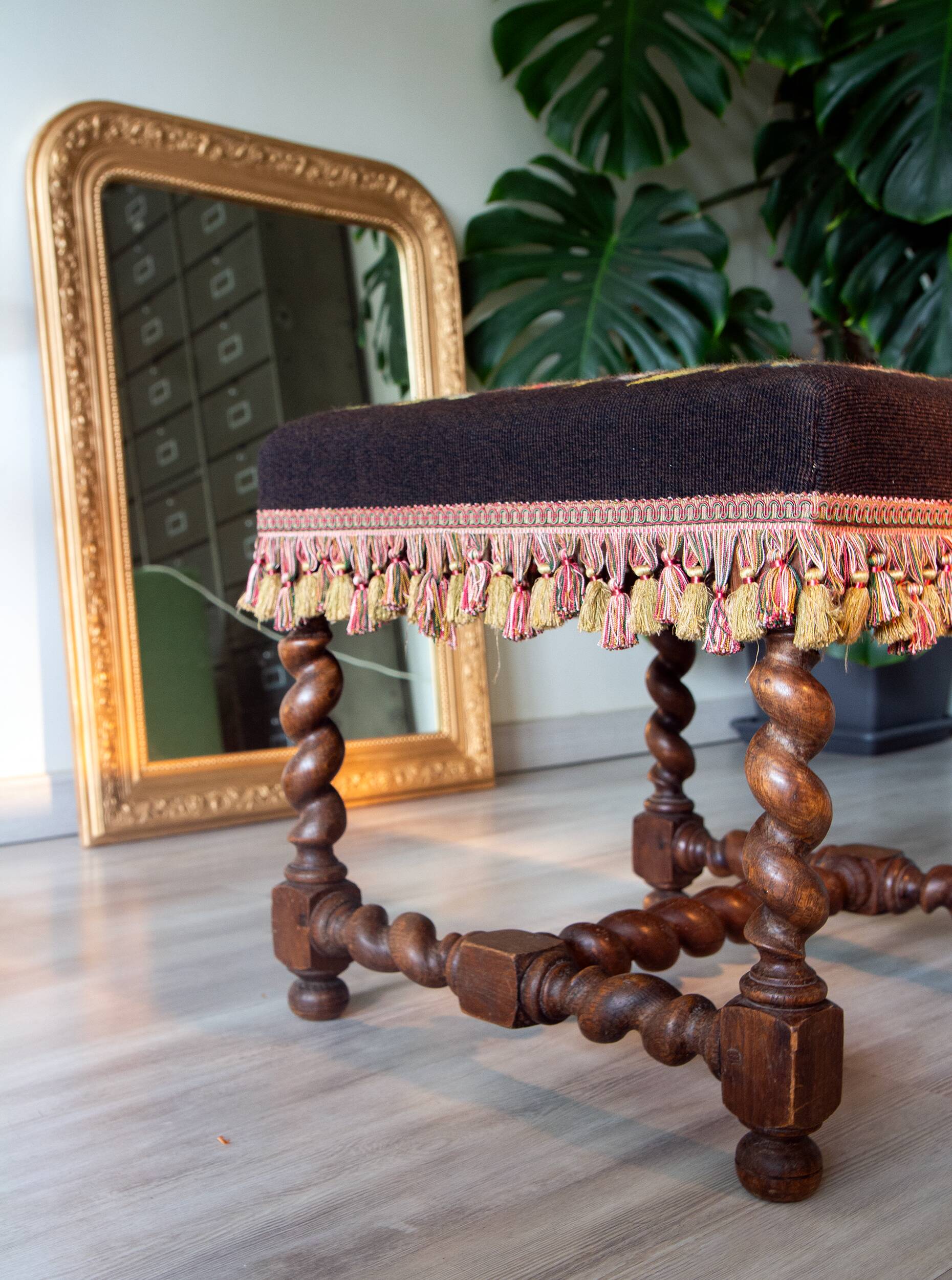 Tabouret ancien en noyer massif, Louis 13 tapisserie