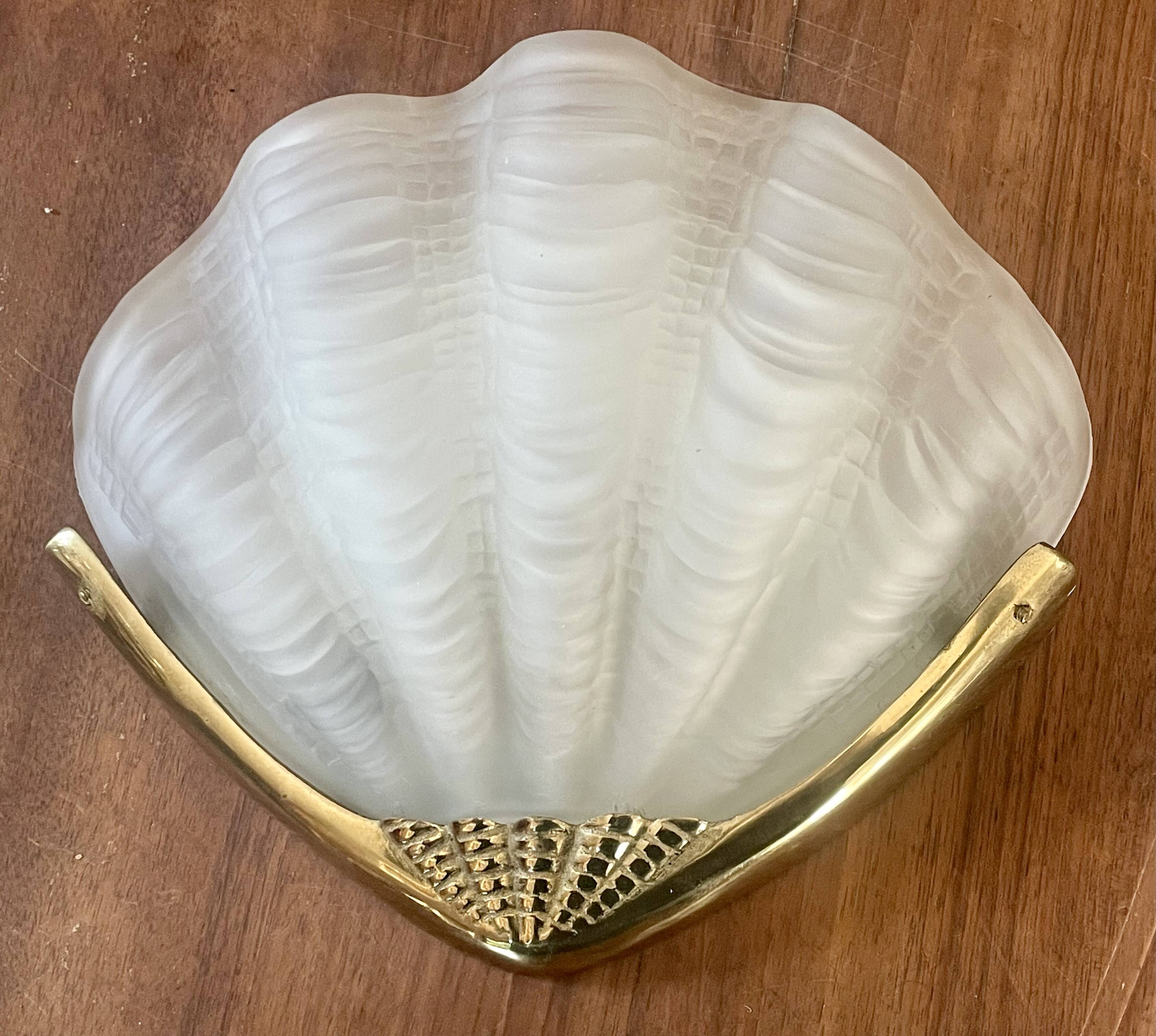 Shell-shaped wall light in Art Deco style with frosted glass and gilded bronze.