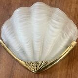 Shell-shaped wall light in Art Deco style with frosted glass and gilded bronze.