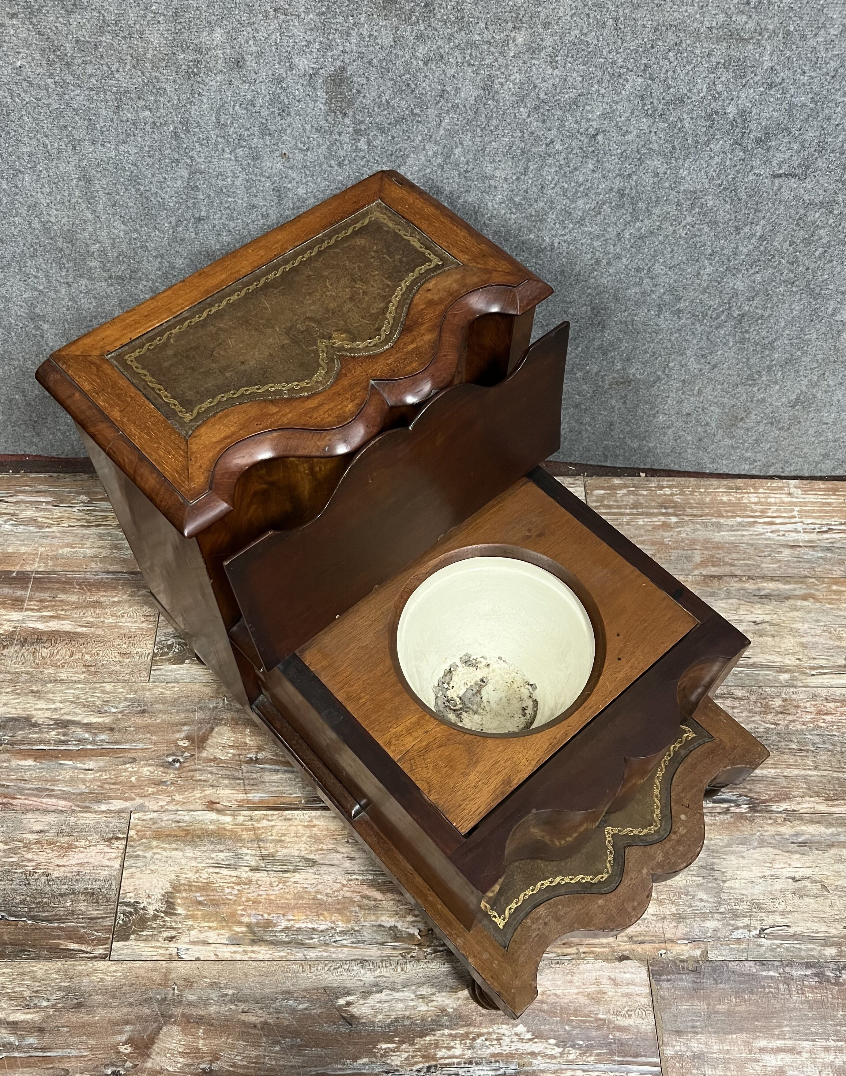 Escalier de bibliothéque avec fonction toilette dissimulée