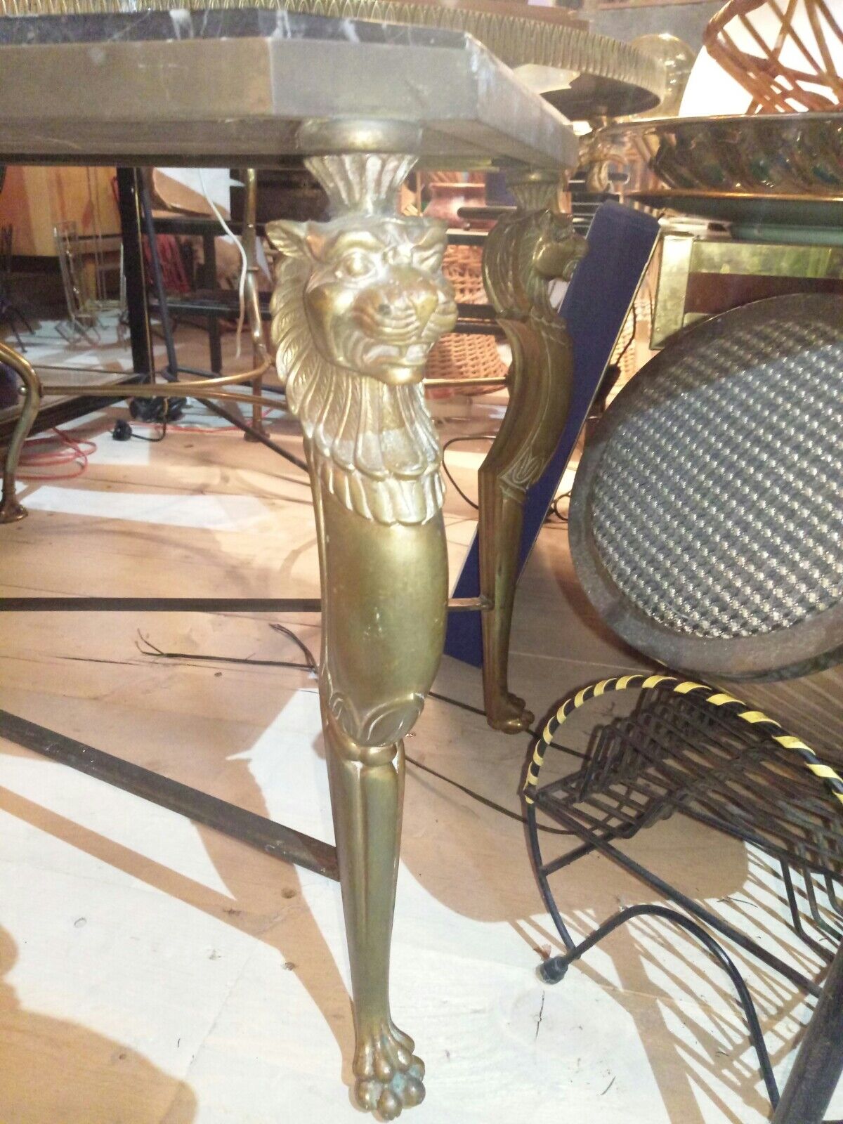 Table basse en marbre pieds avec des lions en bronze