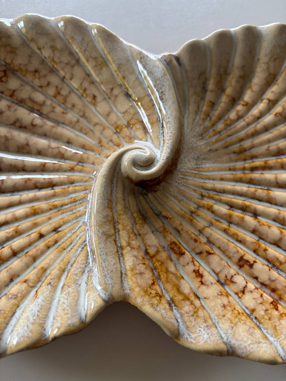 Ceramic shell-shaped trinket tray