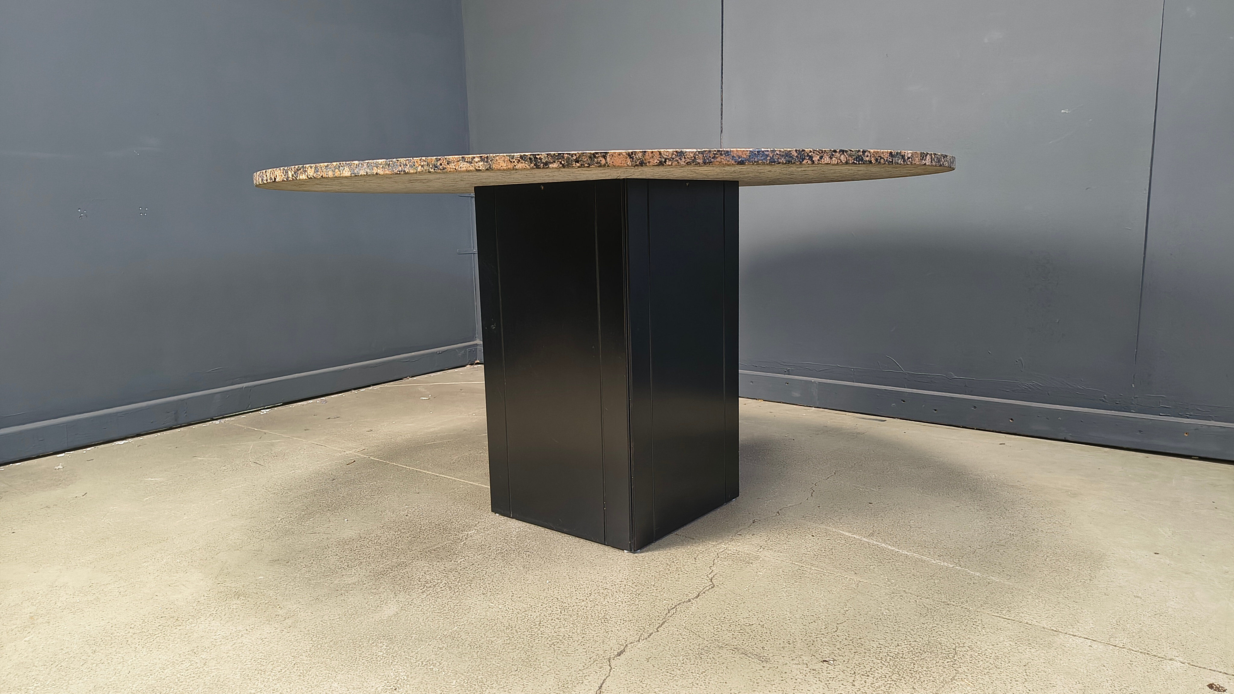 Table ronde en granit vintage, années 1970