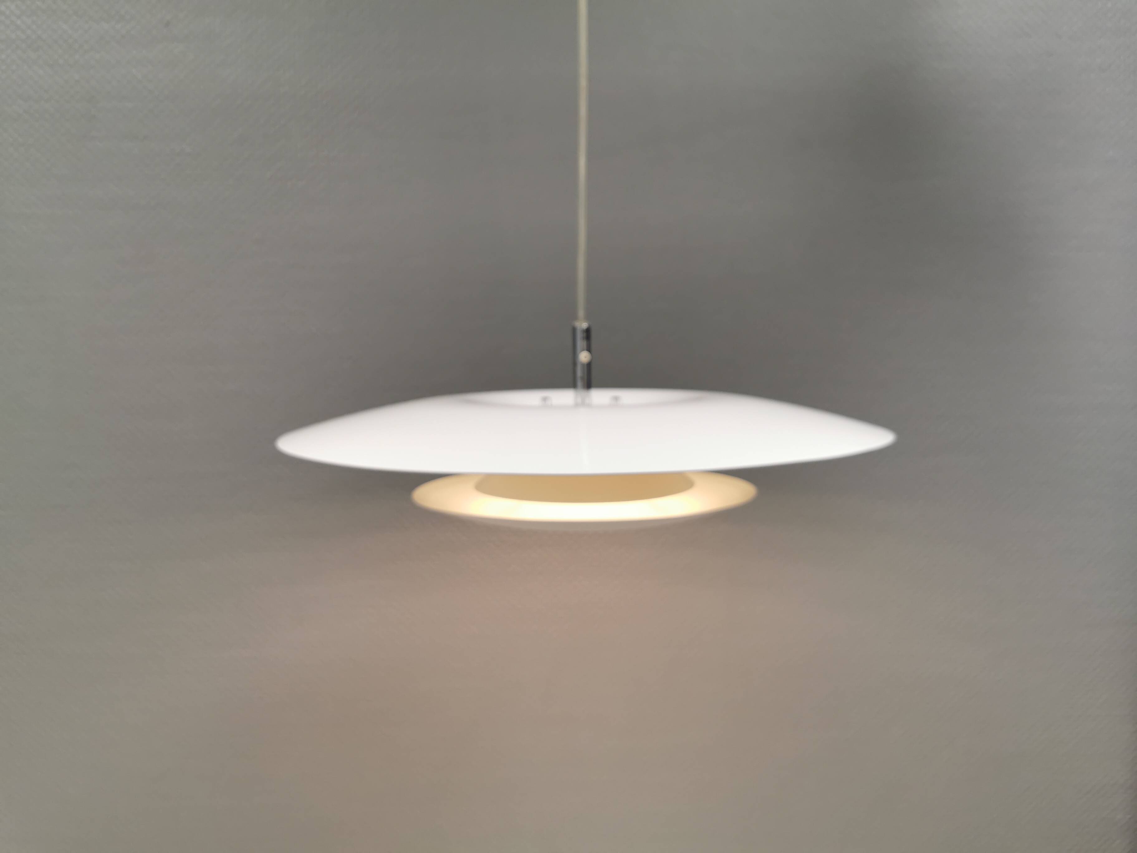 Lampe suspendue de la marque suédoise Belid, modèle Eclipse, début des années 2000.