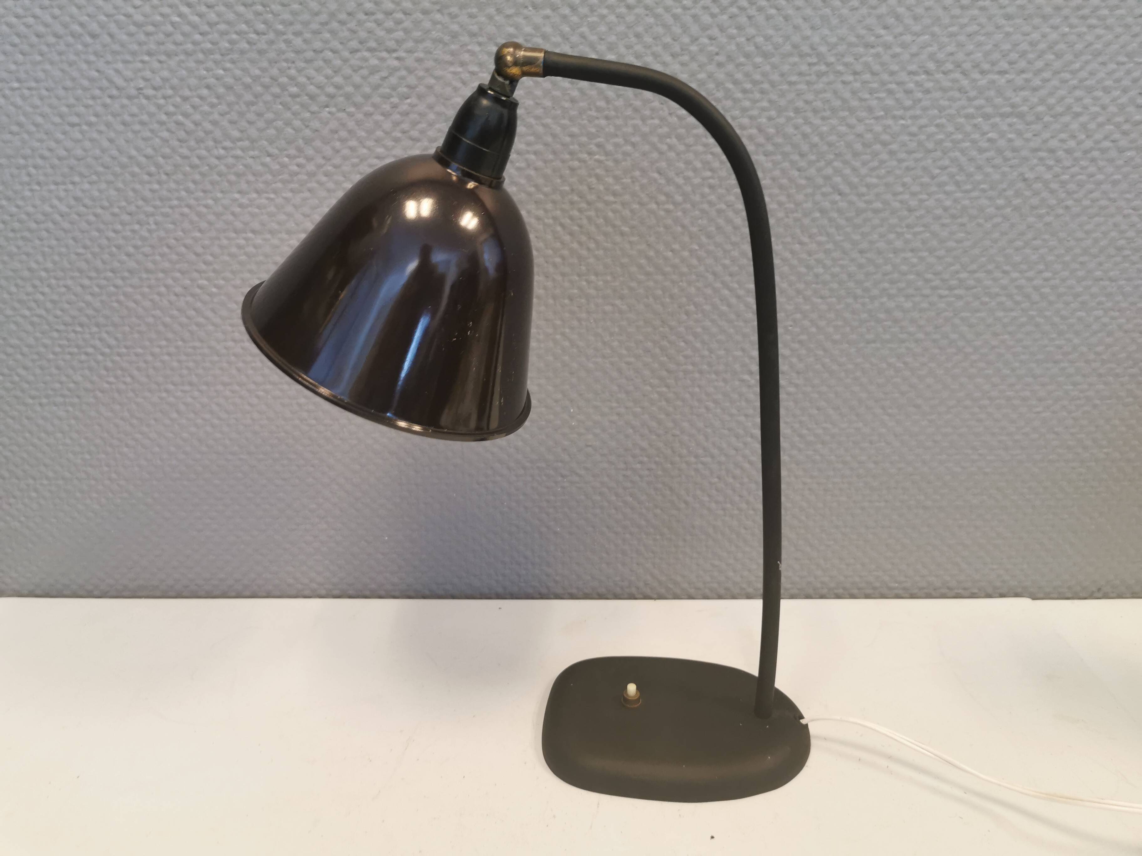 Lampe de table en bakélite et fonte, années 1950