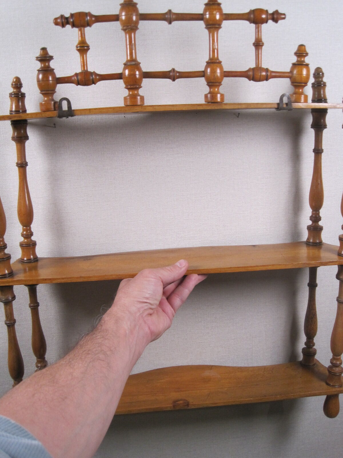 Napoleon III wall shelf in asian bamboo-style blond wood with 3 XIX trays