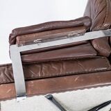 Chaise facile rembourrée avec cuir brun patiné et cadre en métal, conçu par Arne Norell