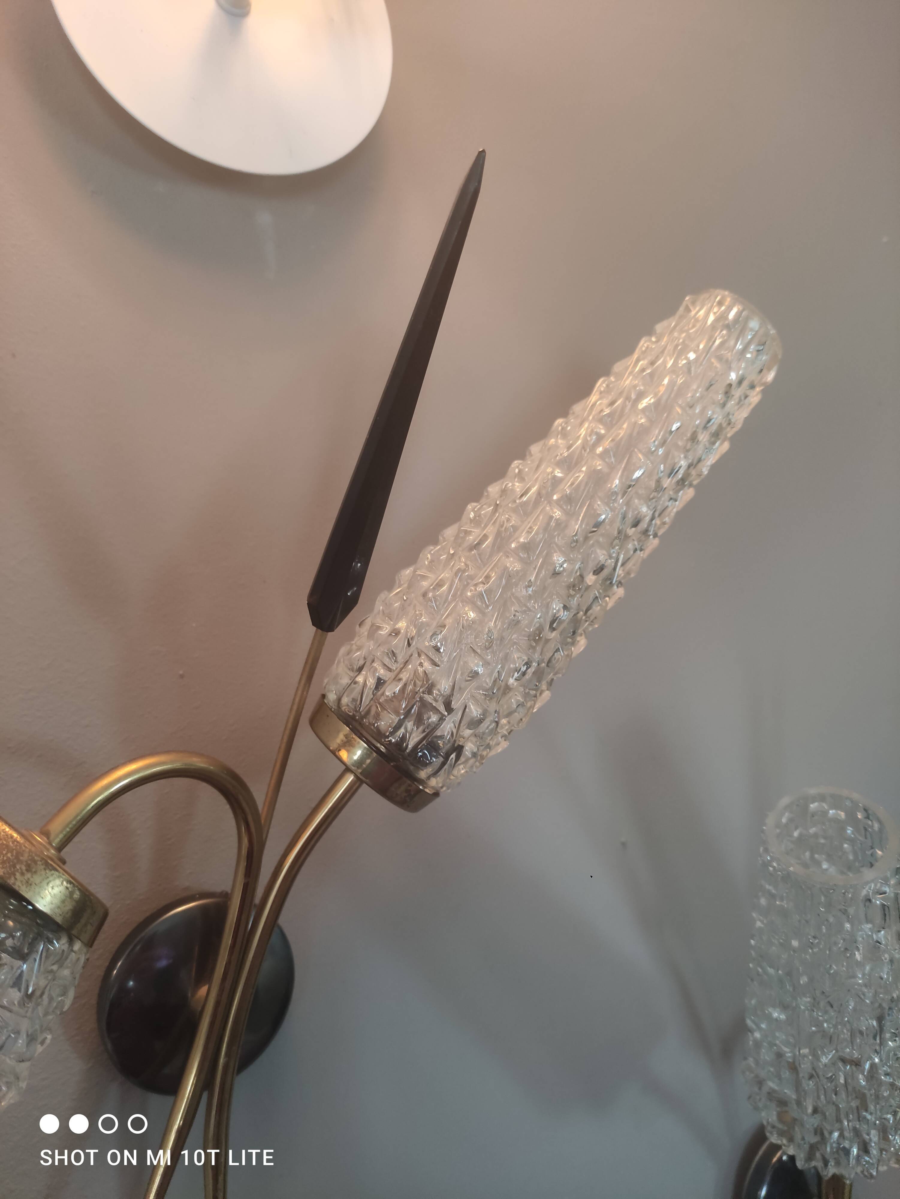 Set of 2 vintage 2-spoke wall lamps in gilded metal and diamond textured tulip glass