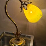 Lampe acier doré avec tulipe pate de verre jaune marbré ancienne,