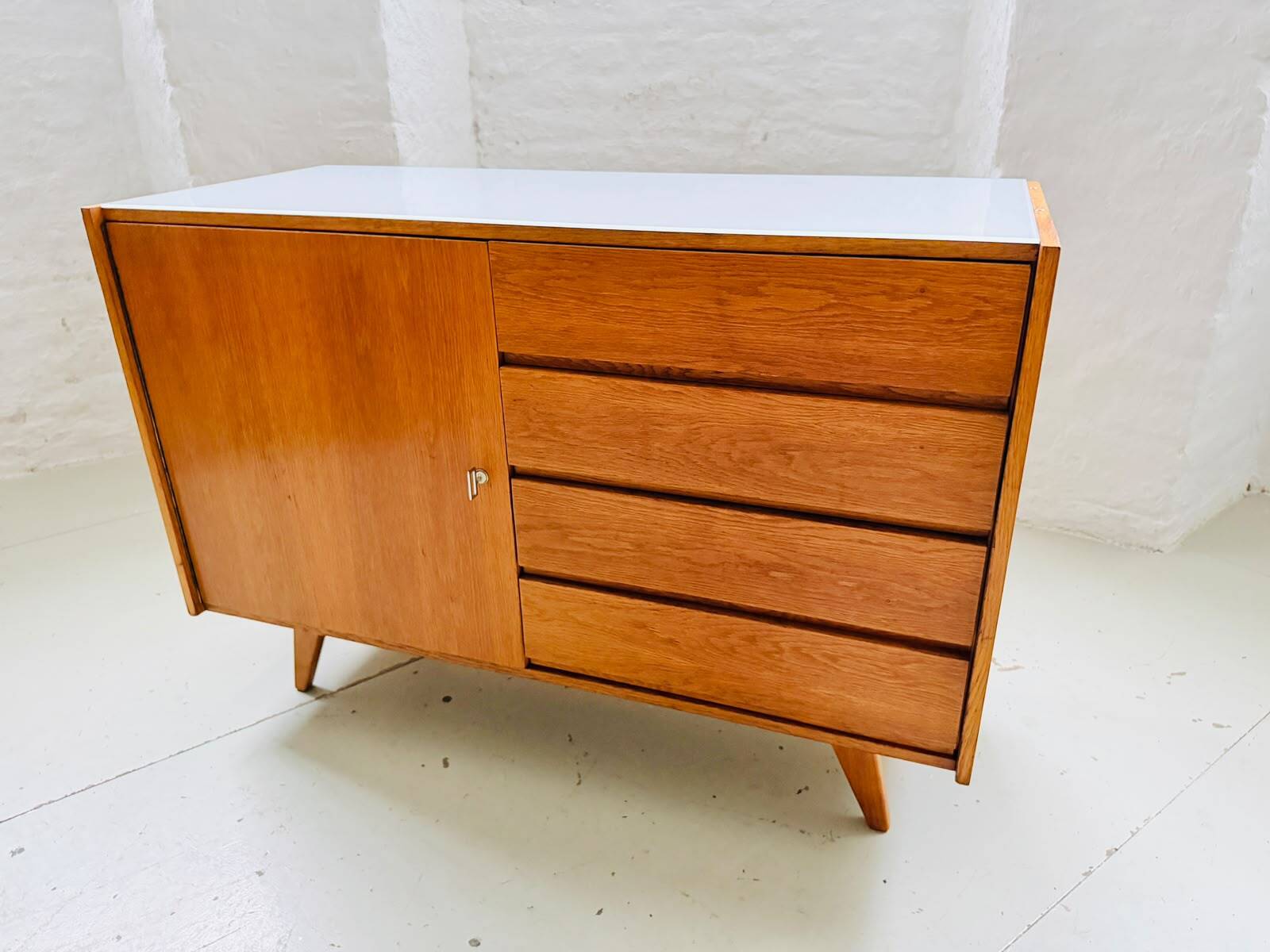 Buffet des années 50, modèle U-458