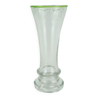 Vase en verre des années 1970, signé Eisch, en verre épais transparent et verre bullé à bordure verte.