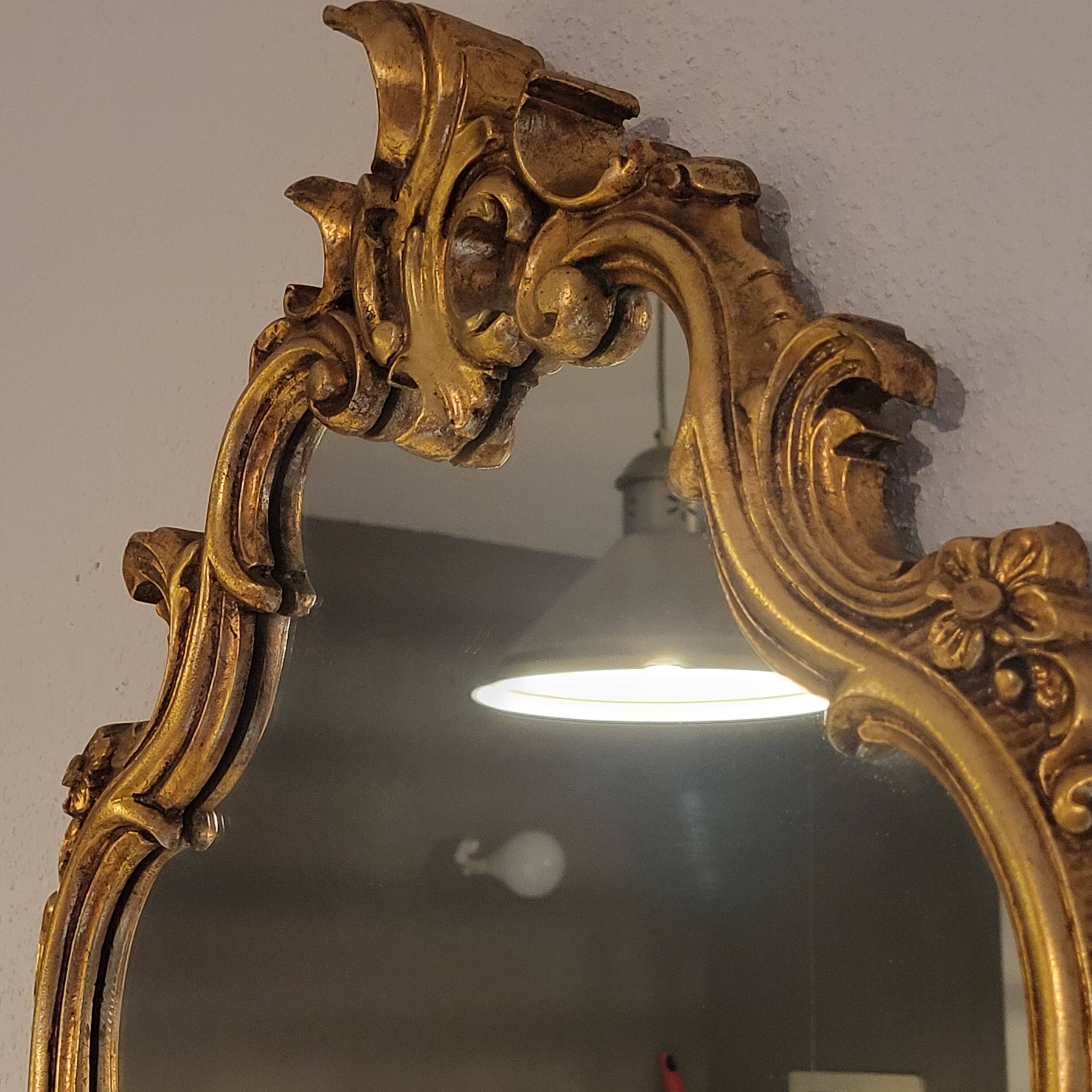 Miroir en bois d'or à  l or,style Louis 15