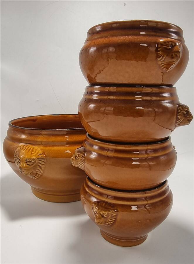 Soup tureen and 4 bowls