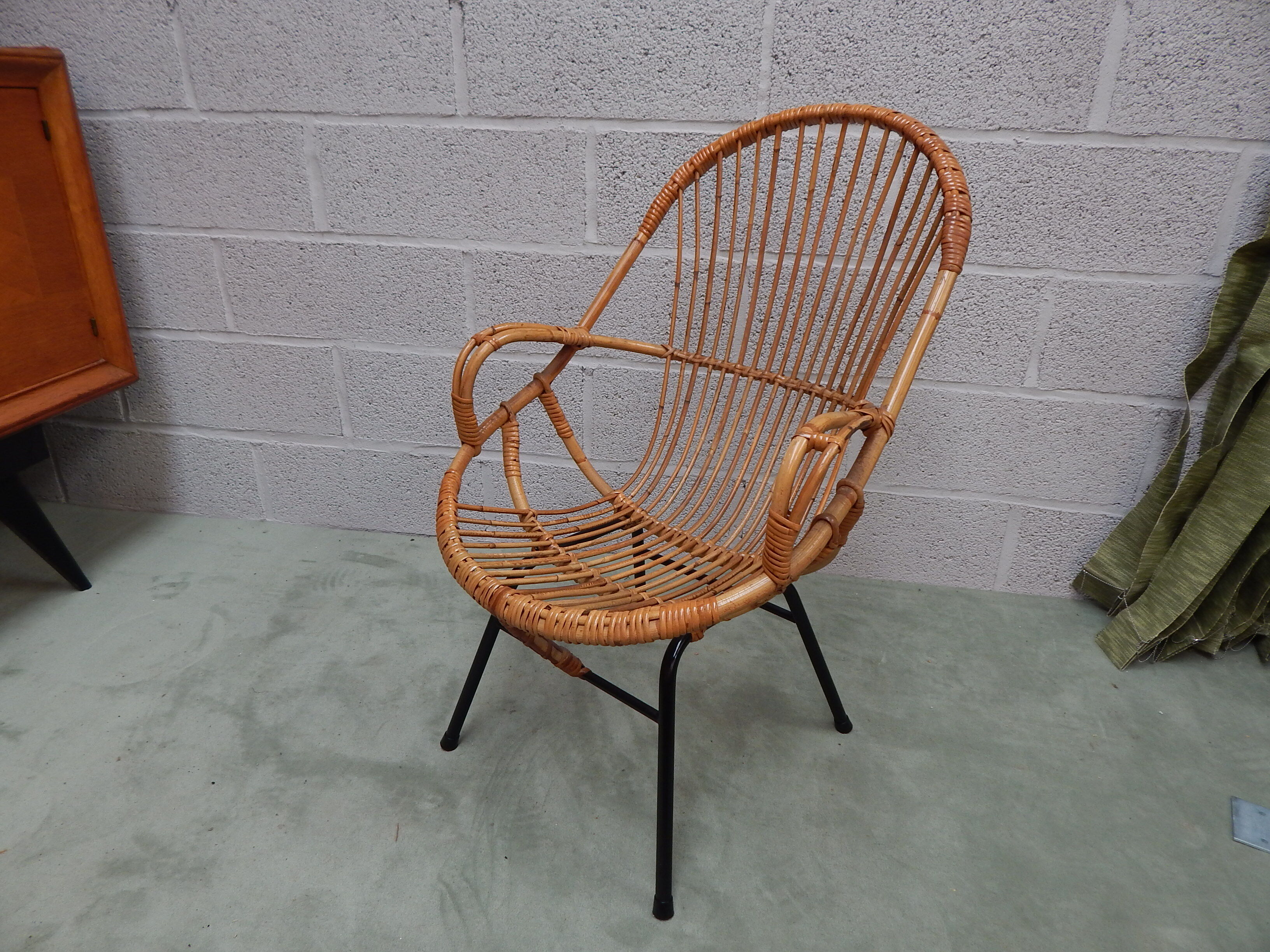 Rattan armchair with foot metal of the 60s
