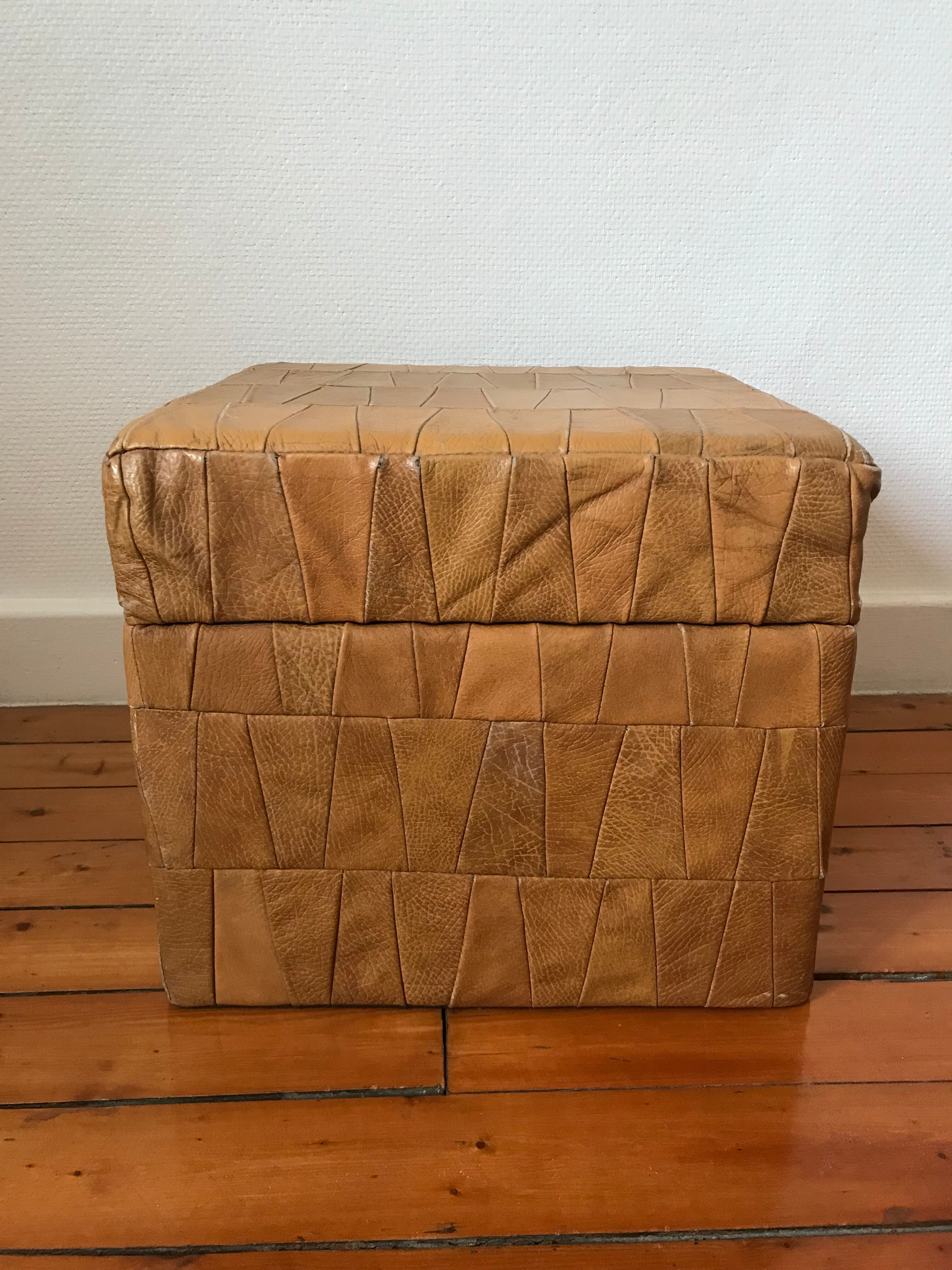 Pouf coffre cuir patchwork vintage circa 1960