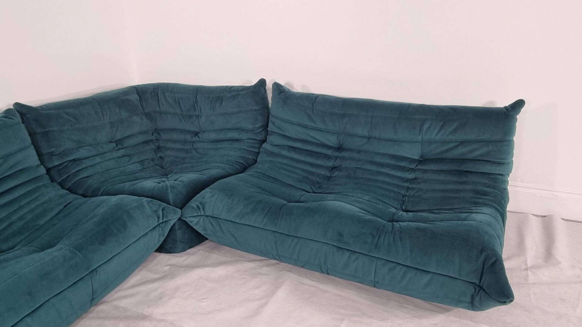 Ensemble Ligne Roset Togo 3 pièces en velours bleu canard .