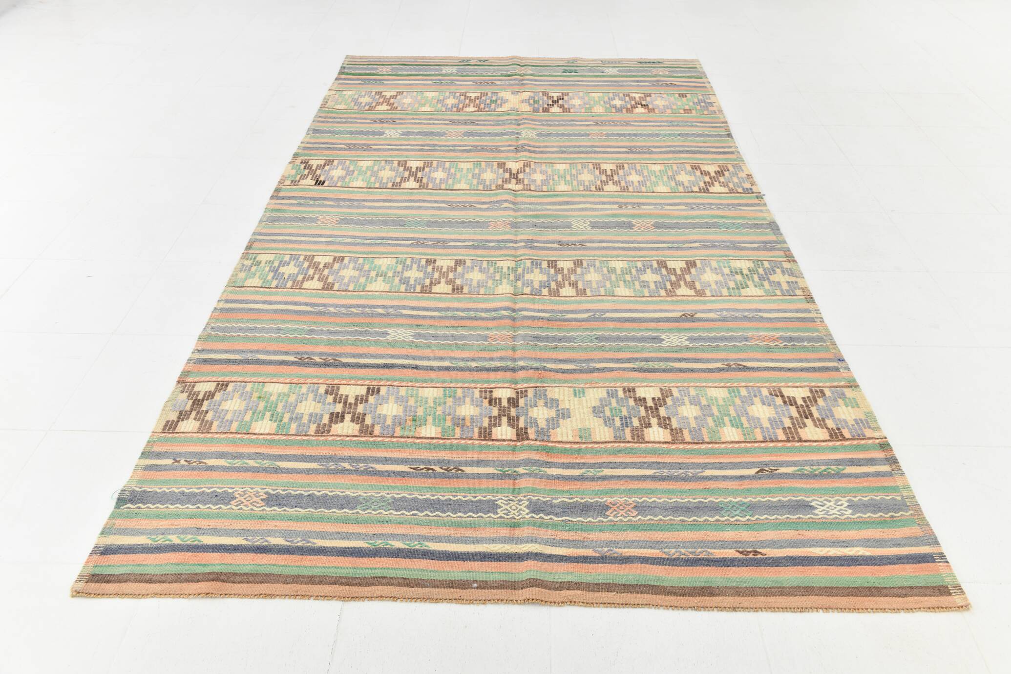 Kilim Vintage Anatolien, Rayures Tribales et Motifs Géométriques Pastel