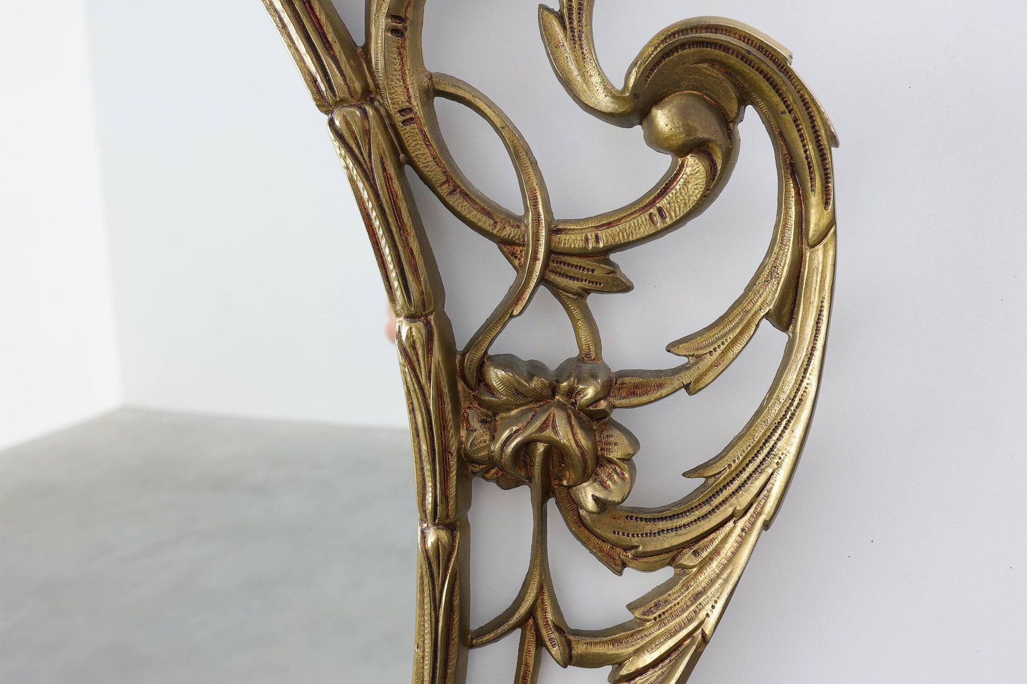 Miroir ovale en métal doré de style rococo, Italie, 20e siècle