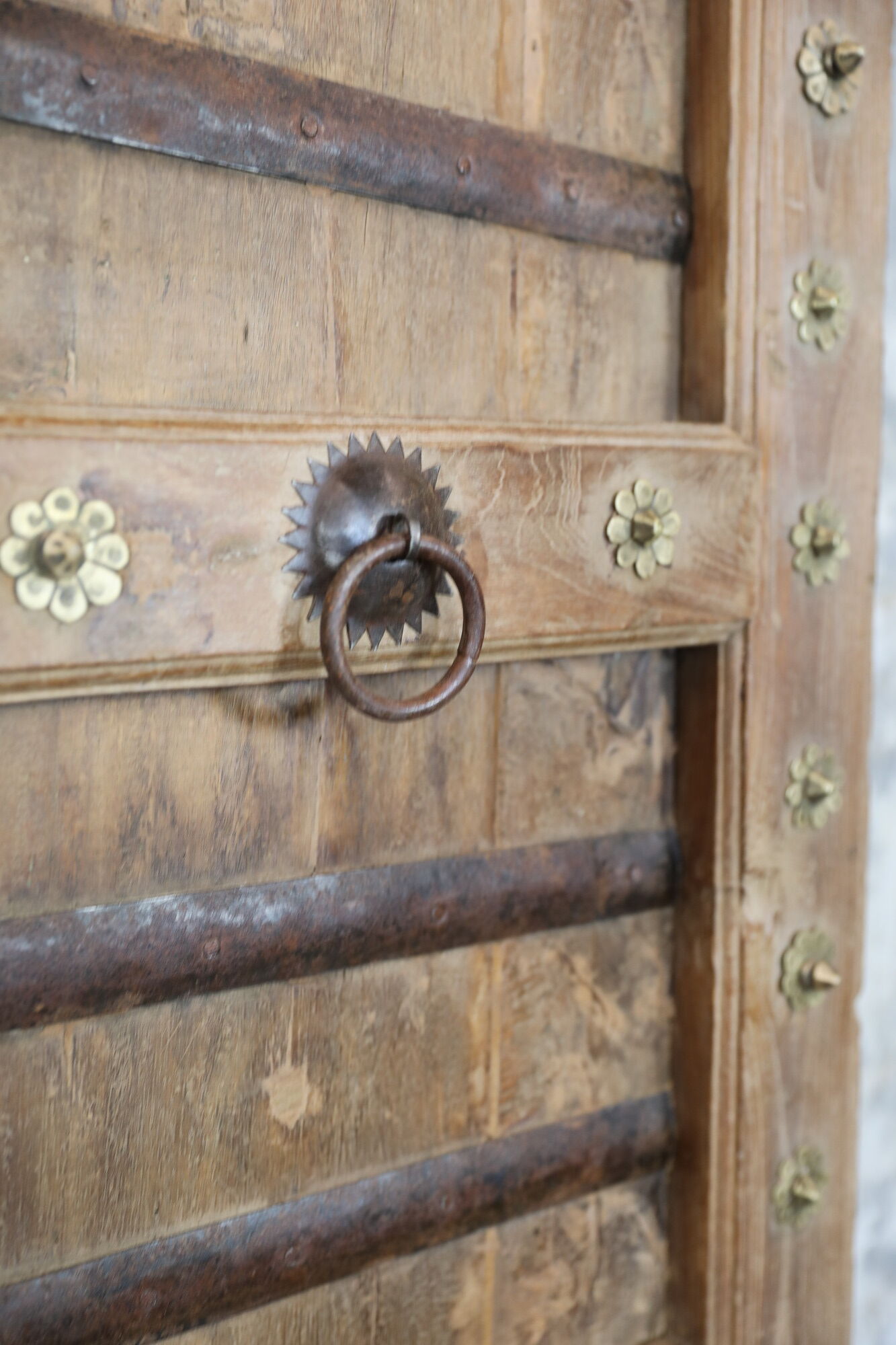Porte indienne en teck naturelle et cabochons en laiton