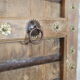 Porte indienne en teck naturelle et cabochons en laiton