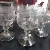Verres à eau anciens sur pied