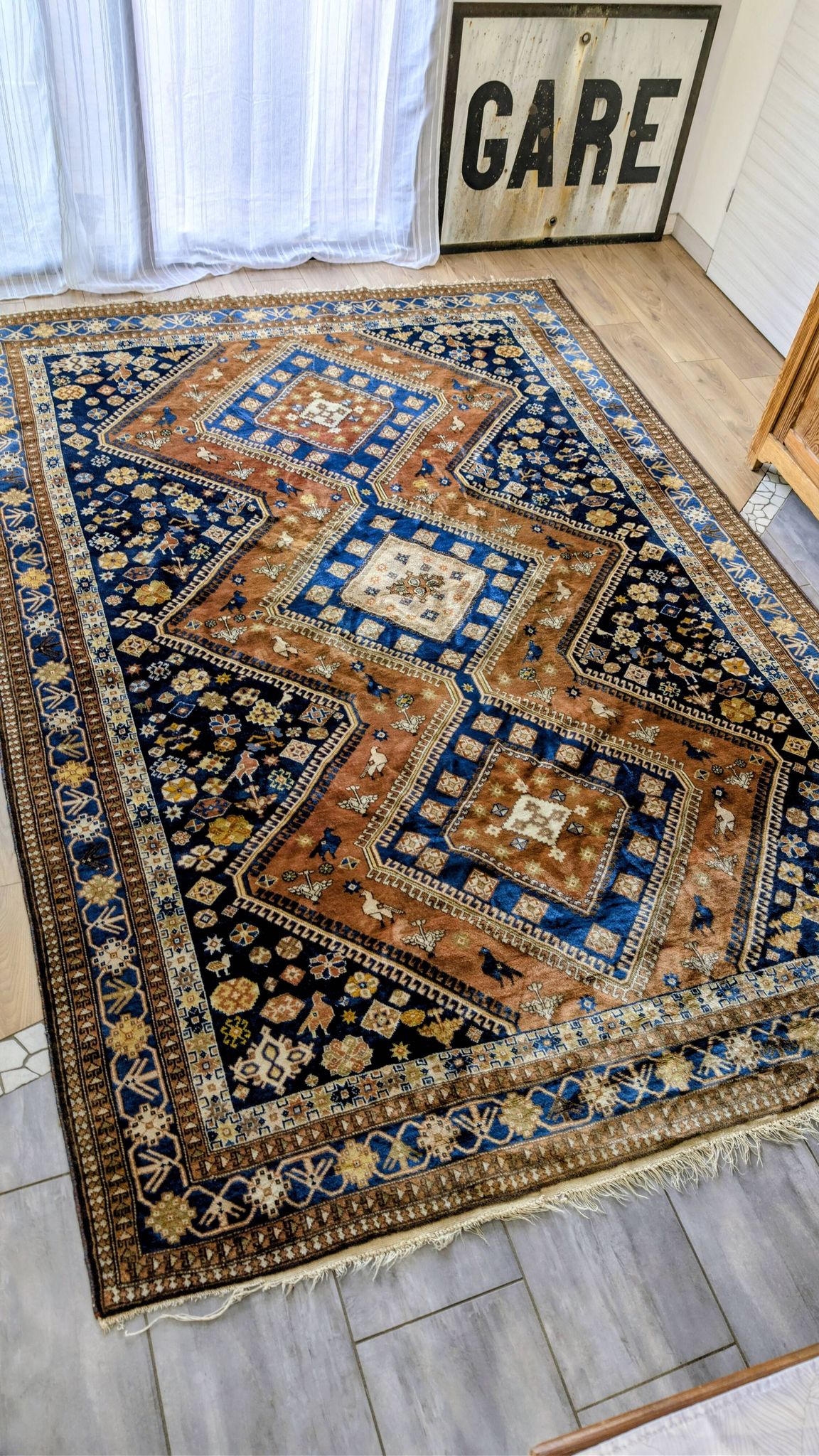 Hand-knotted Persian Shiraz rug in wool with tribal decoration, 300 x 220 cm.